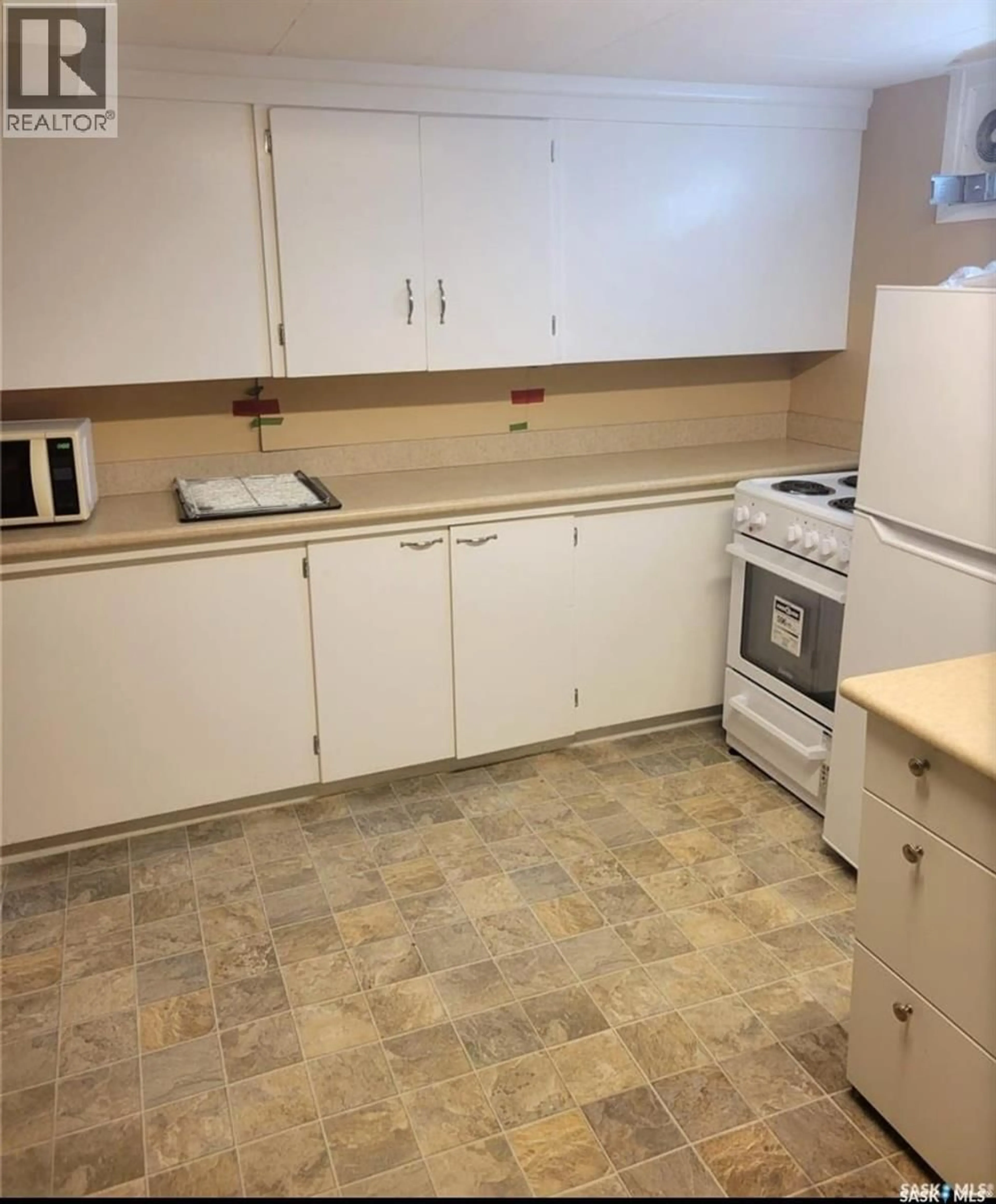 Standard kitchen, unknown for 420 CUMBERLAND AVENUE, Saskatoon Saskatchewan S7N1L5