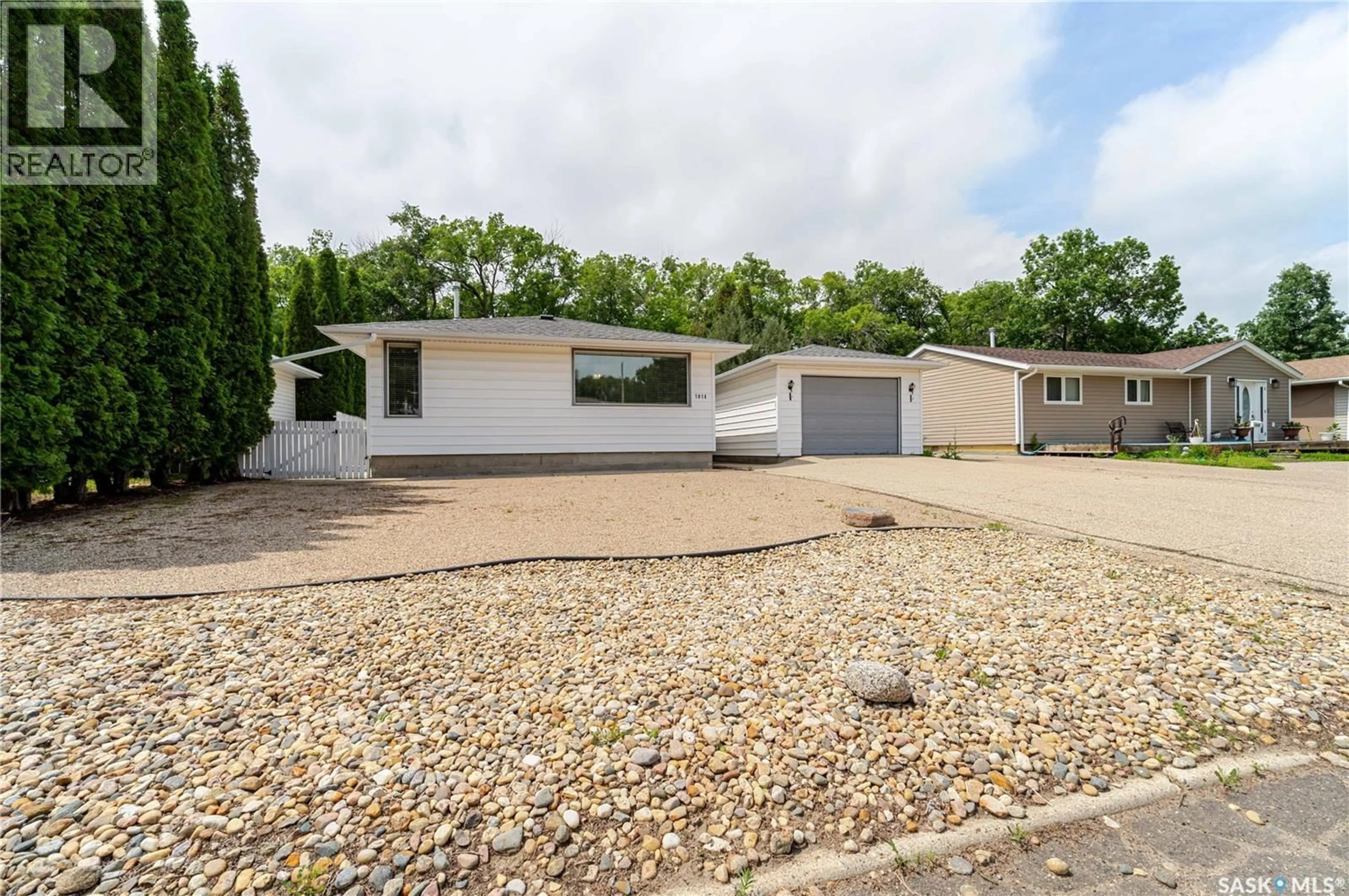 A pic from outside/outdoor area/front of a property/back of a property/a pic from drone, street for 1014 HOPKINS CRESCENT, Moose Jaw Saskatchewan S6H3E7