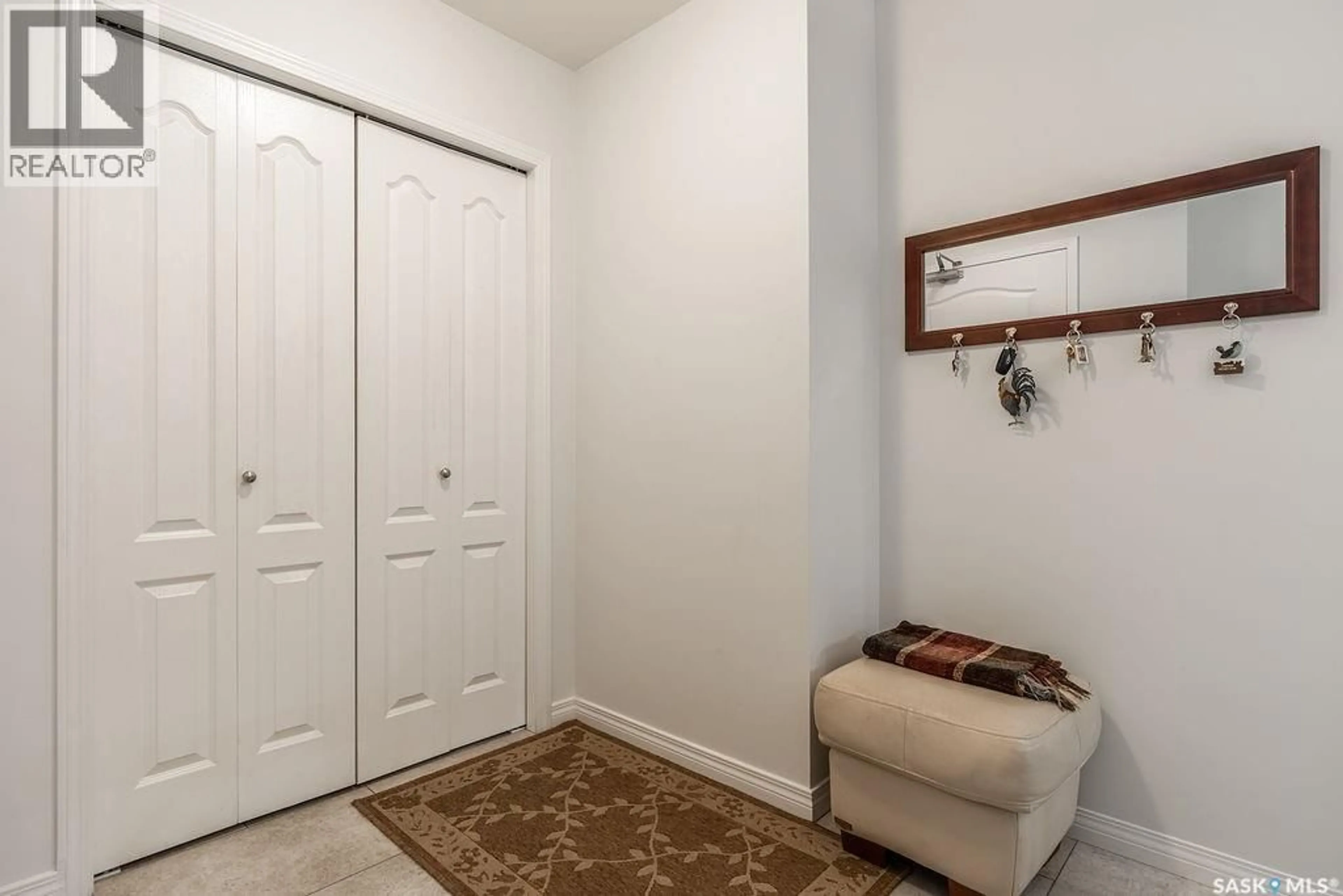 Indoor entryway for 102 - 307 KINGSMERE PLACE, Saskatoon Saskatchewan S7J2K3
