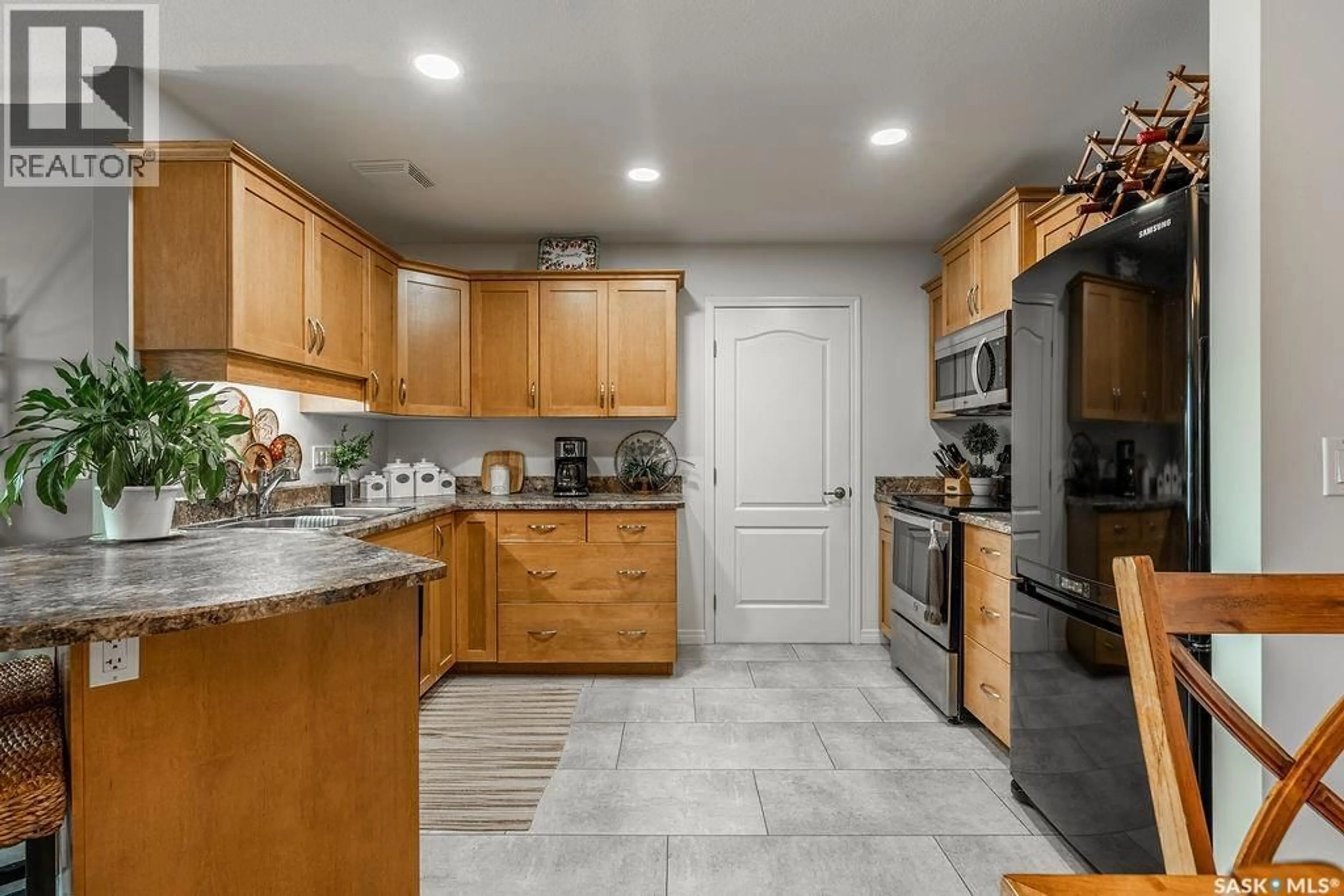 Open concept kitchen, ceramic/tile floor for 102 - 307 KINGSMERE PLACE, Saskatoon Saskatchewan S7J2K3