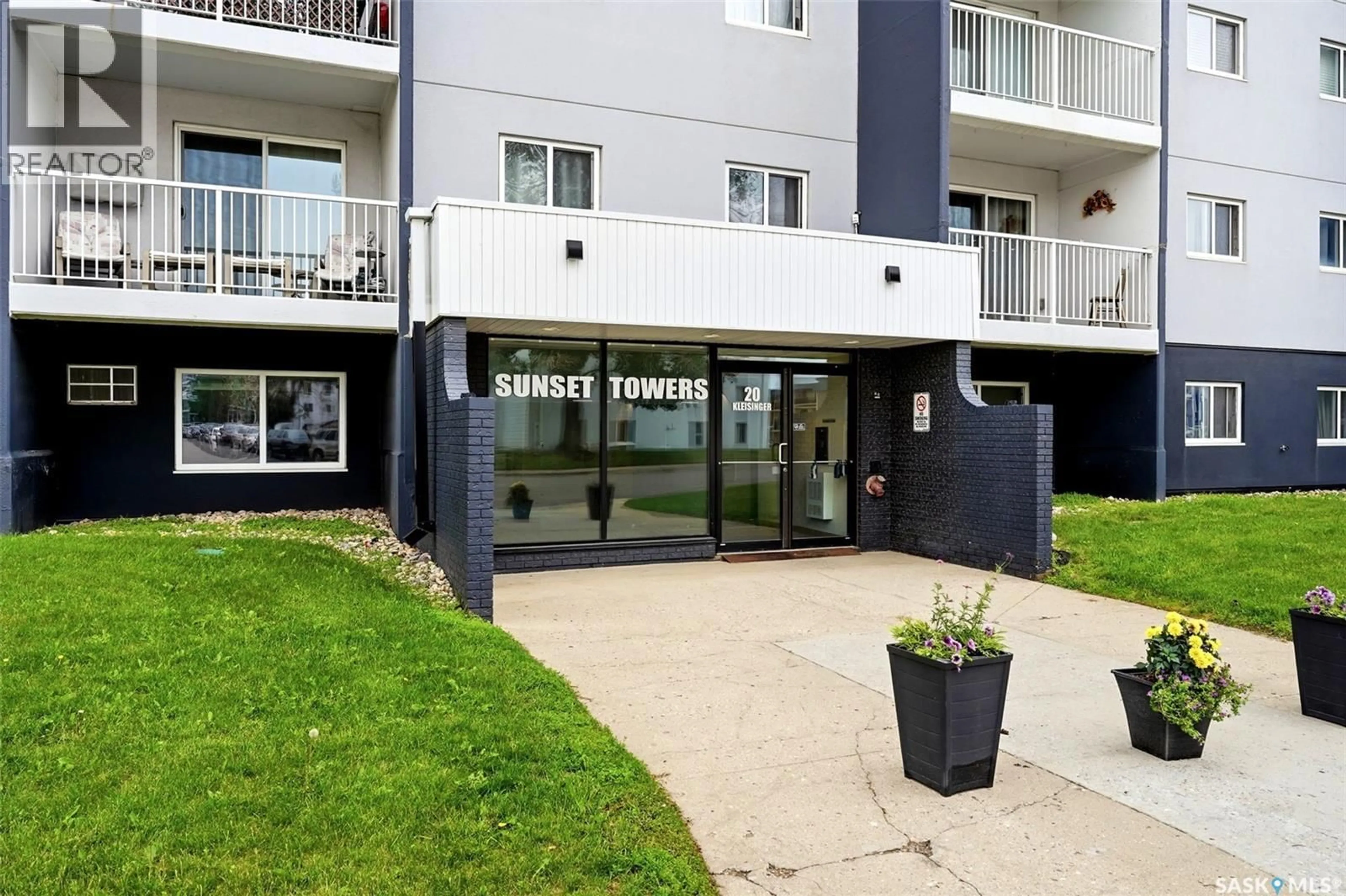 Patio, street for 302 KLEISINGER CRESCENT, Regina Saskatchewan S4R7M3