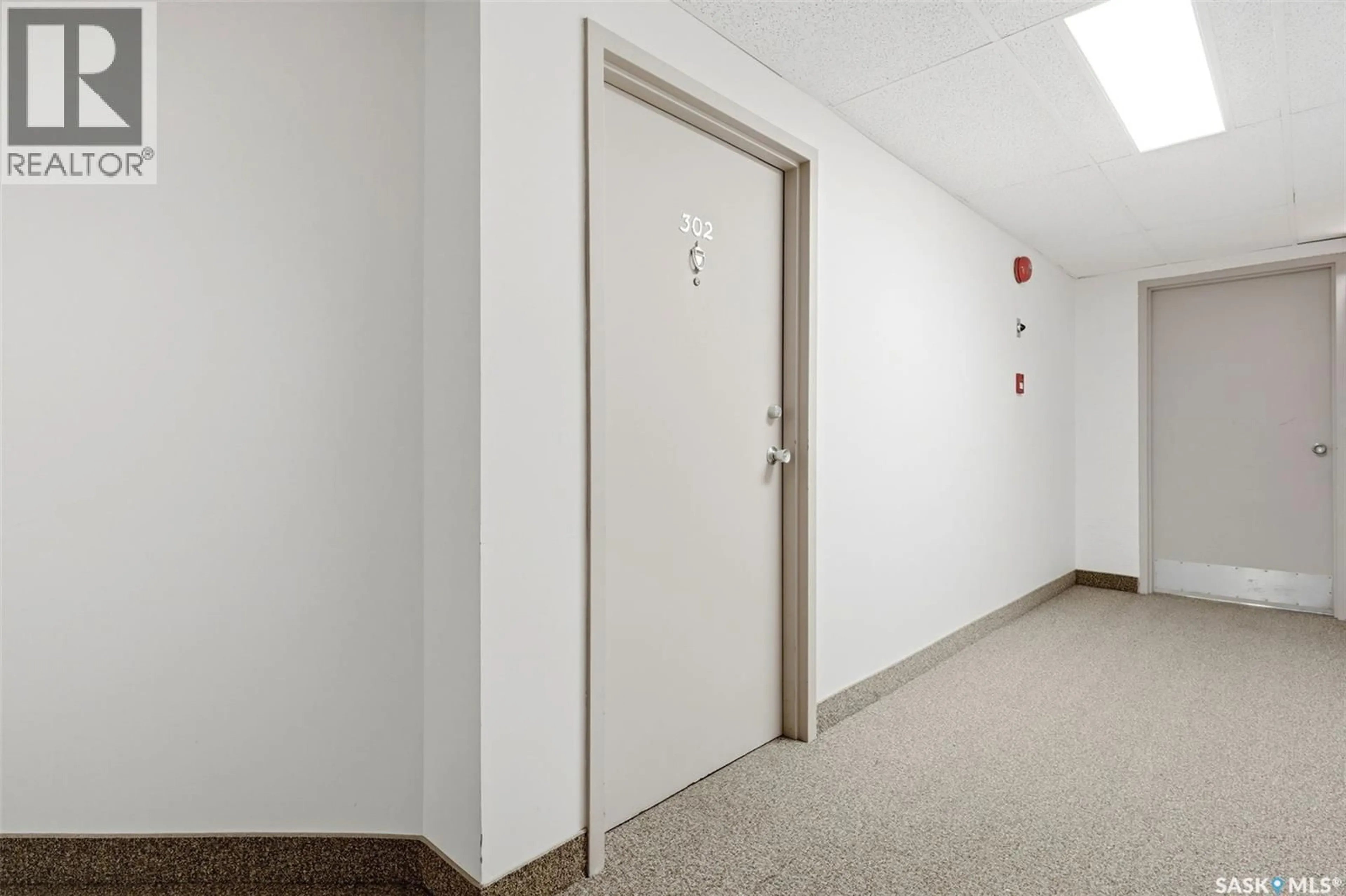Indoor foyer for 302 KLEISINGER CRESCENT, Regina Saskatchewan S4R7M3