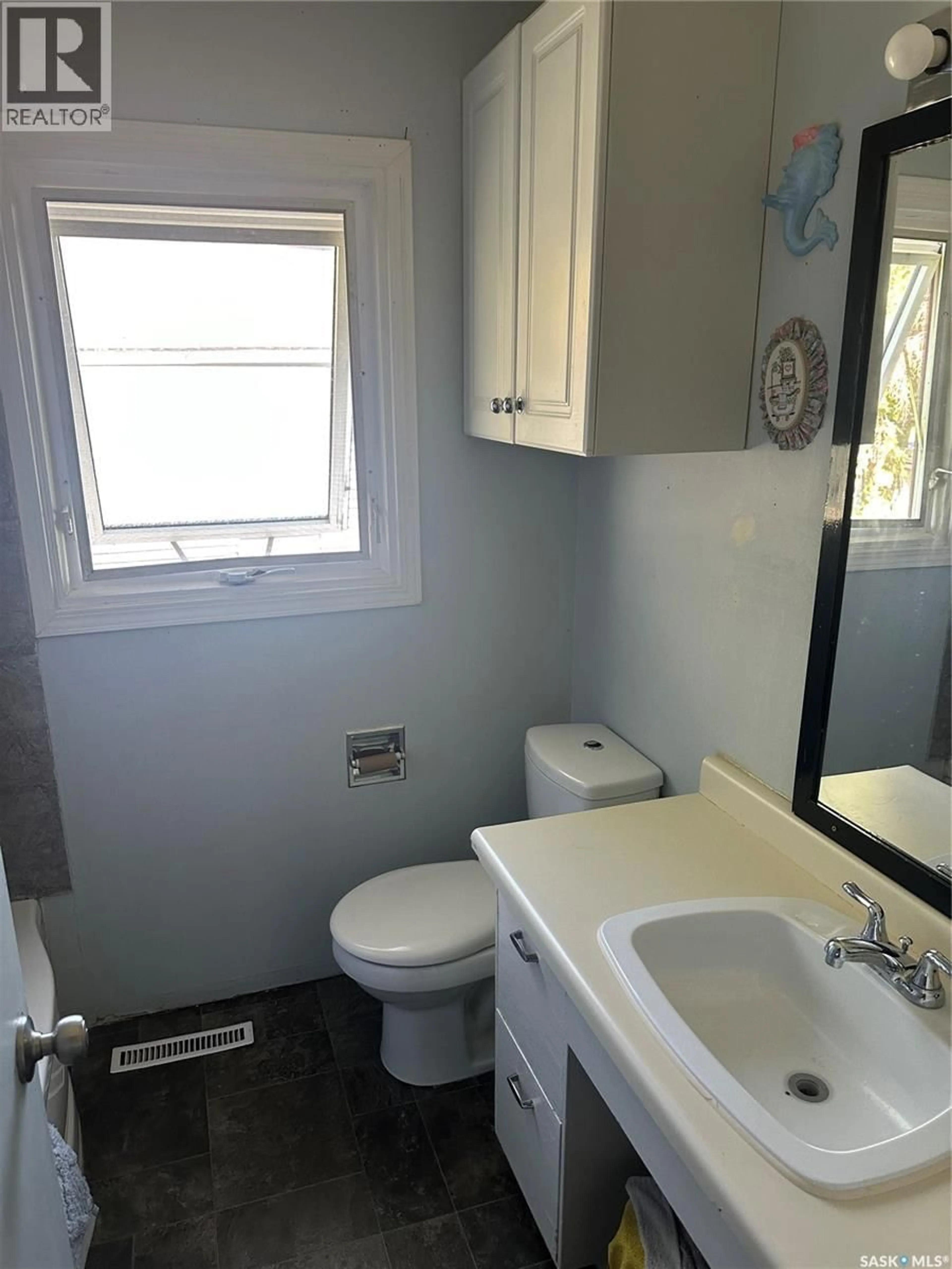 Standard bathroom, unknown for 683 ATHOL STREET, Regina Saskatchewan S4T3B1
