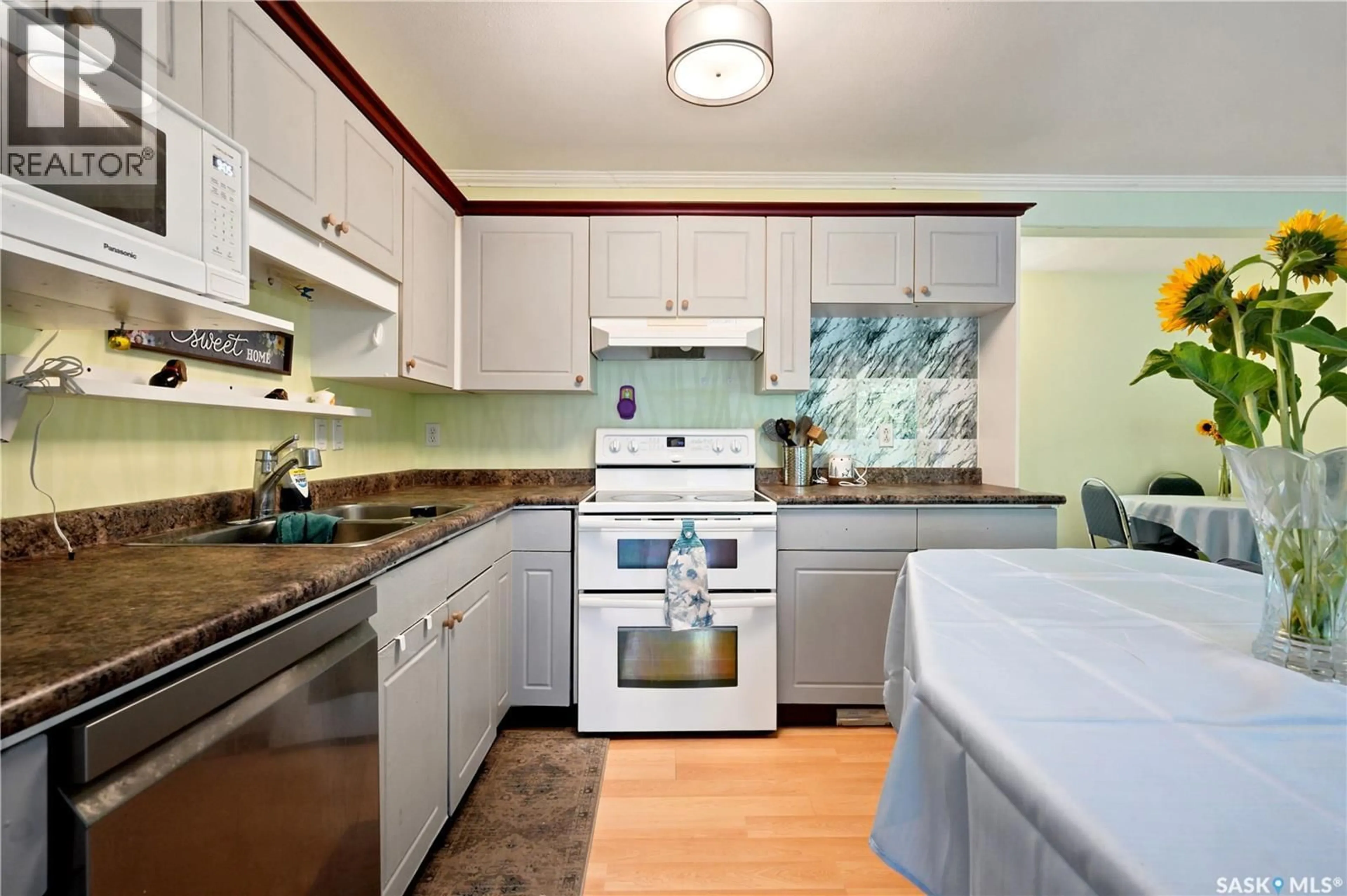 Standard kitchen, ceramic/tile floor for 127 535 MCWILLIE AVENUE, Saskatoon Saskatchewan S7S1J1
