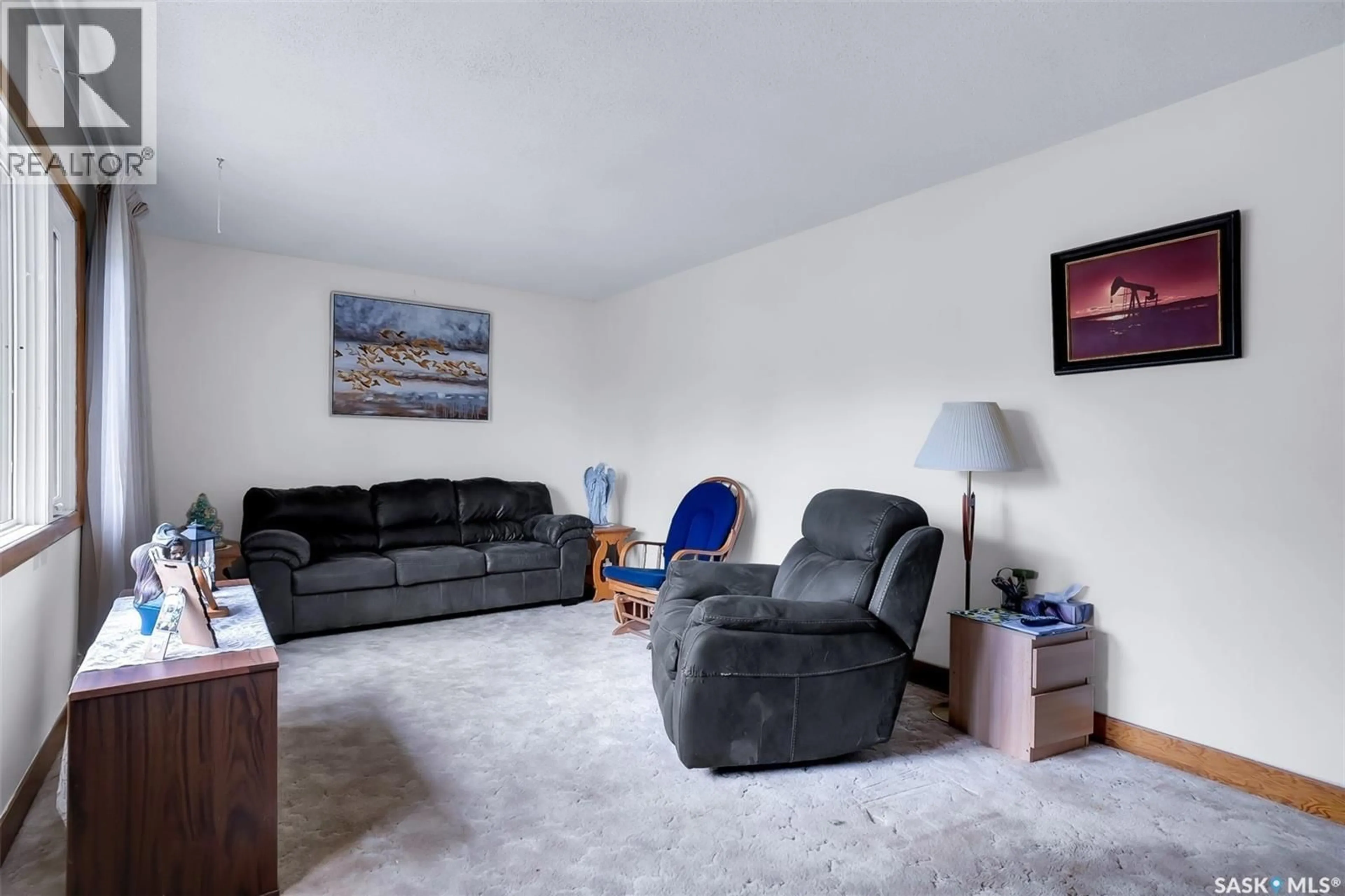 Living room with furniture, unknown for 421 P AVENUE, Saskatoon Saskatchewan S7L2V8