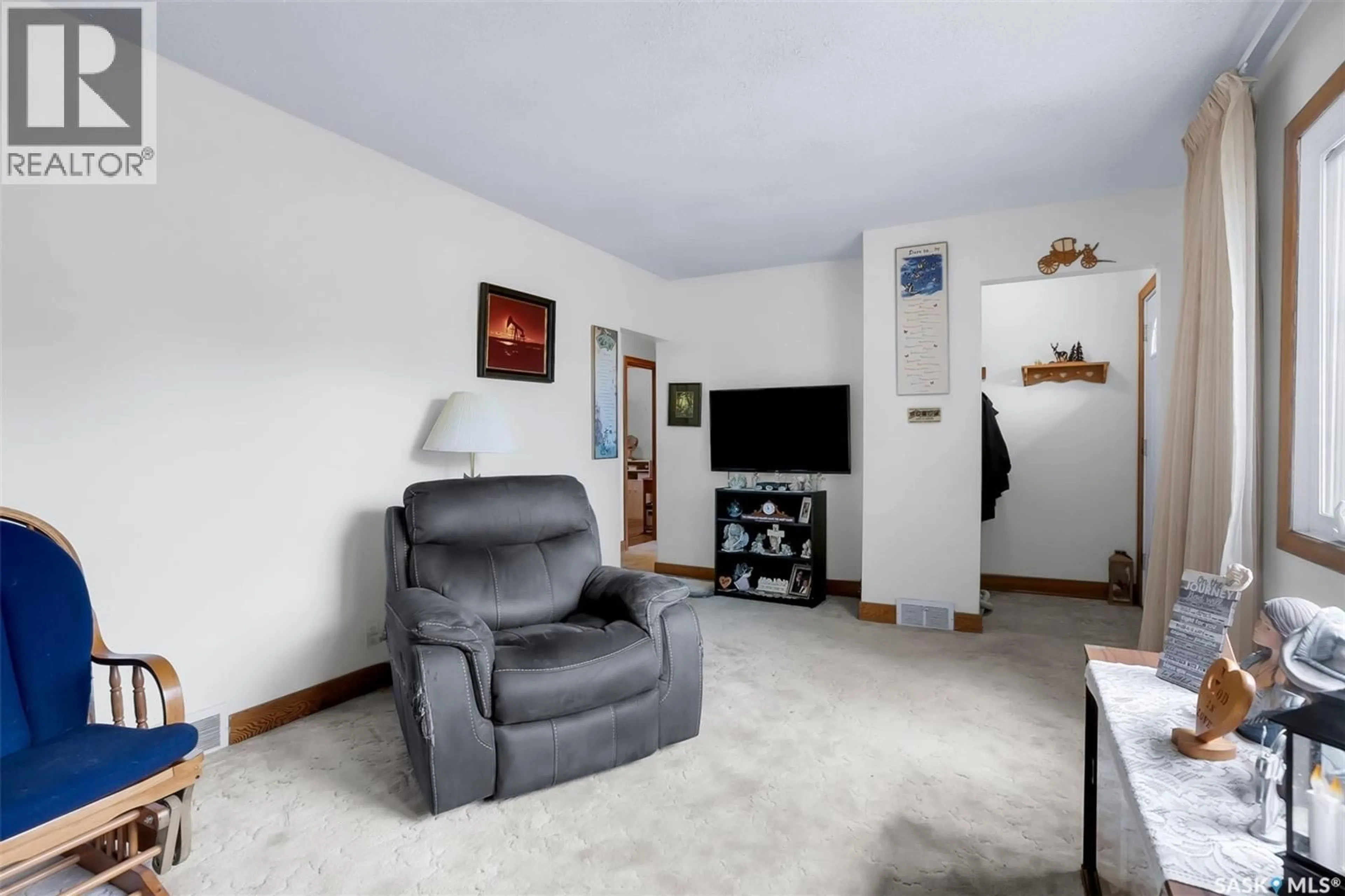 Living room with furniture, unknown for 421 P AVENUE, Saskatoon Saskatchewan S7L2V8