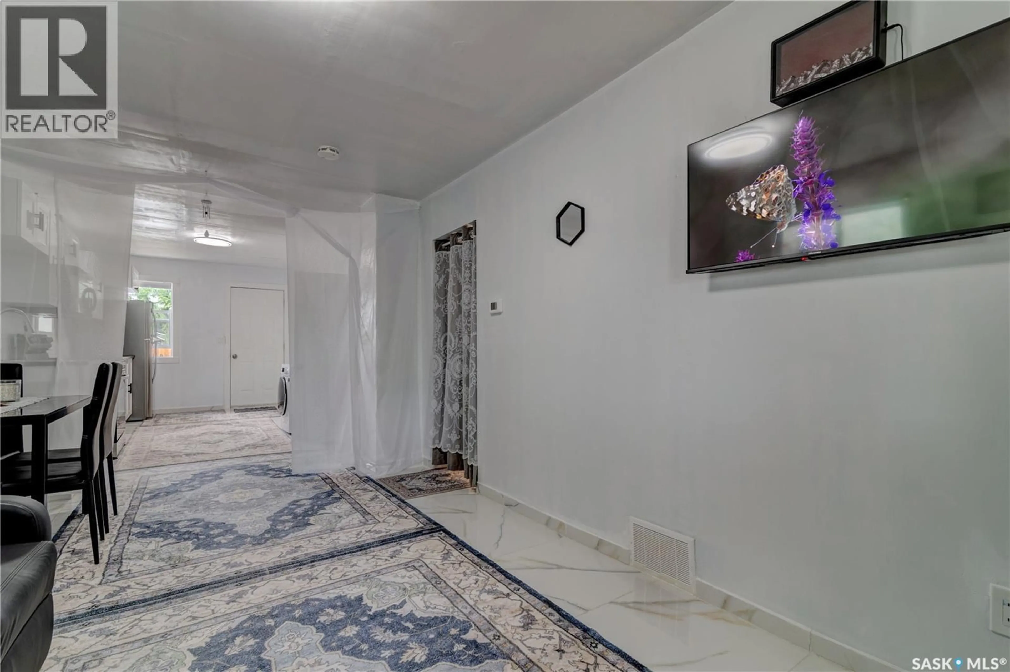 Indoor foyer for 1760 QUEBEC STREET, Regina Saskatchewan S4P1J3