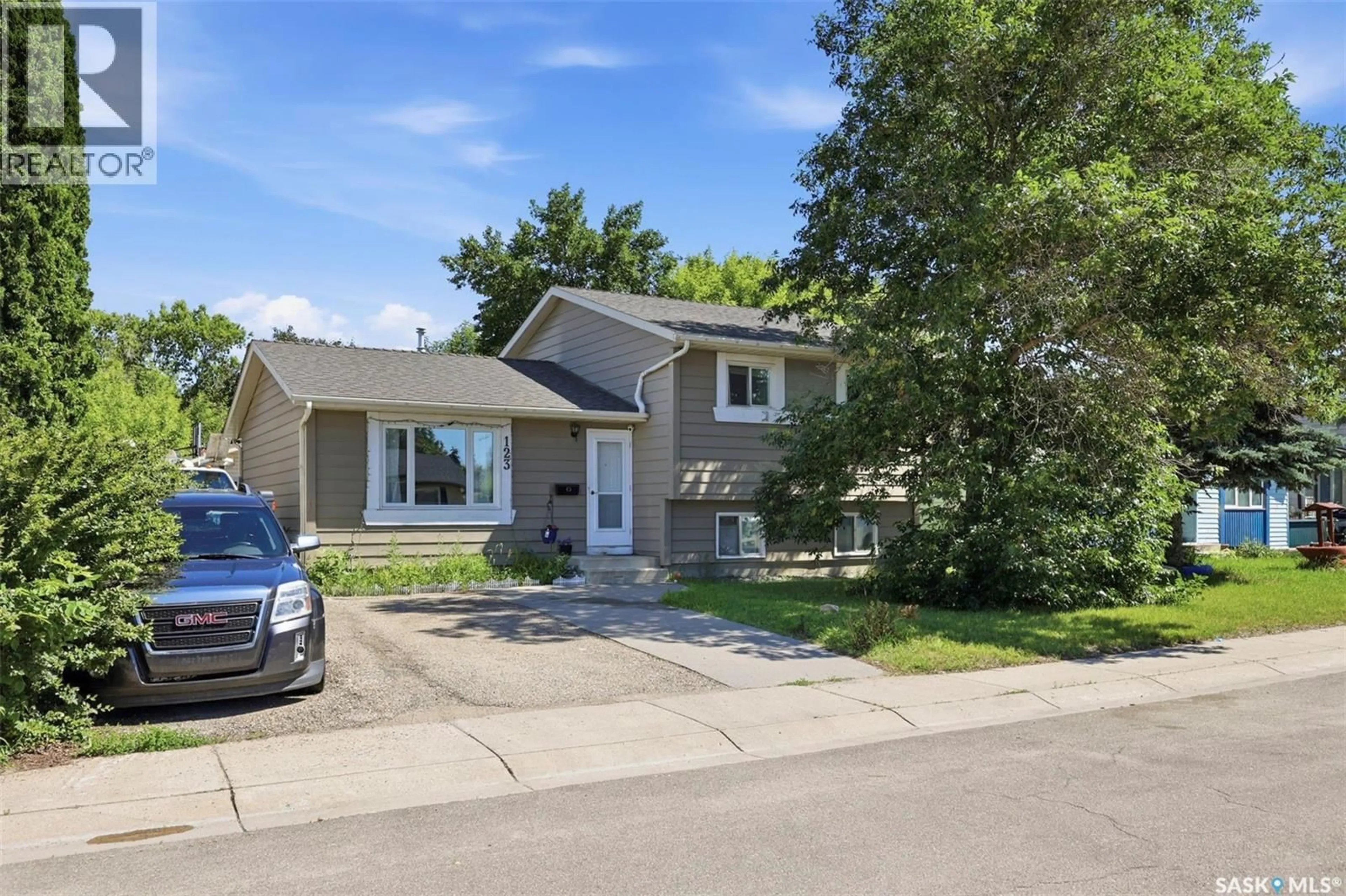 Home with vinyl exterior material, street for 123 KIRKPATRICK CRESCENT, Saskatoon Saskatchewan S7L6Z1