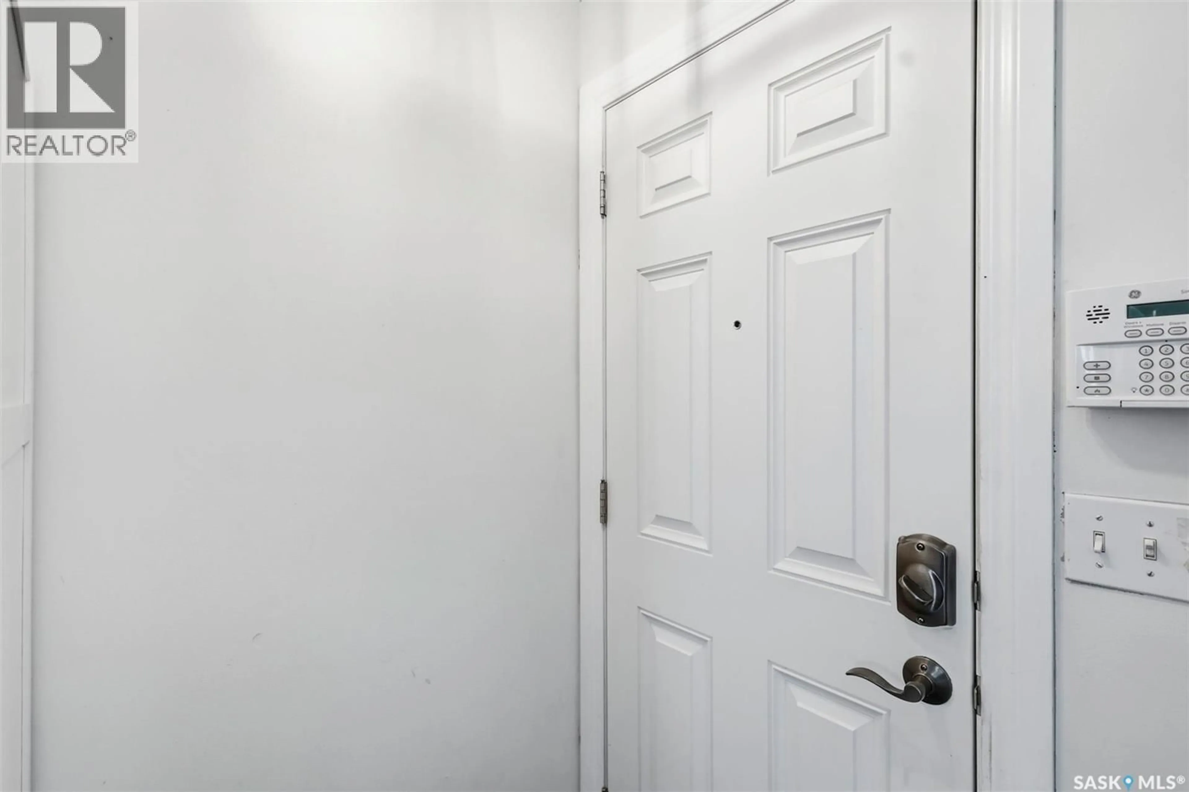 Indoor entryway for 123 KIRKPATRICK CRESCENT, Saskatoon Saskatchewan S7L6Z1