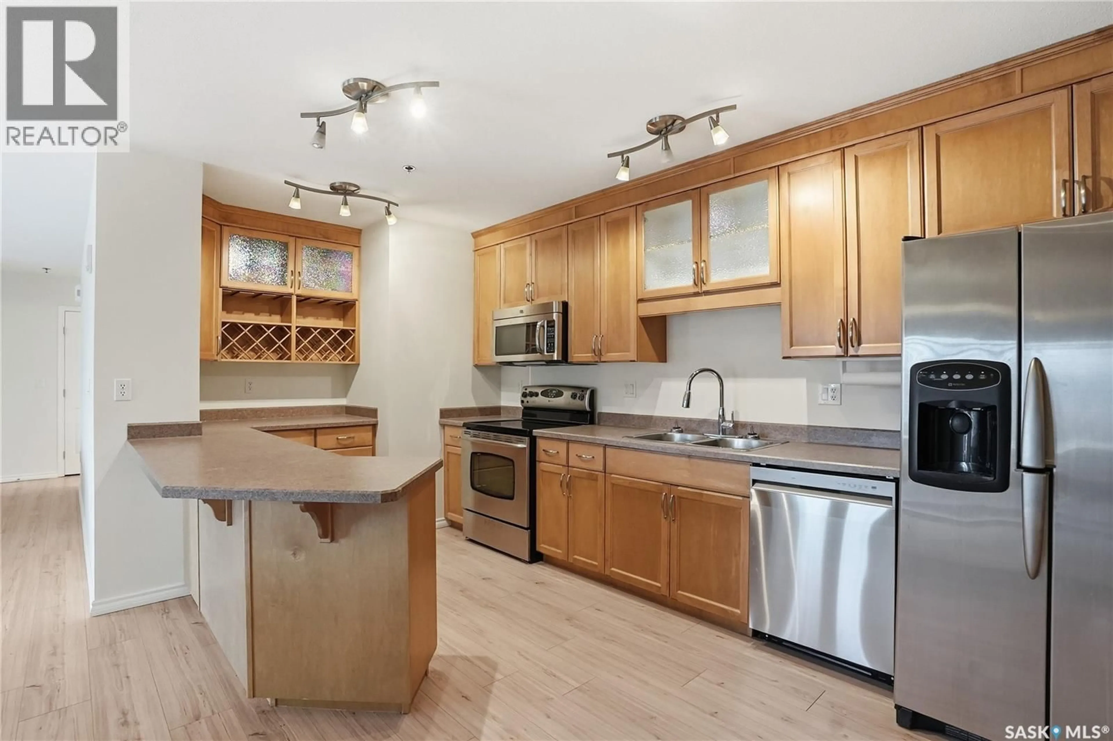 Standard kitchen, unknown for 902 - 502 SPADINA CRESCENT, Saskatoon Saskatchewan S7K0G8