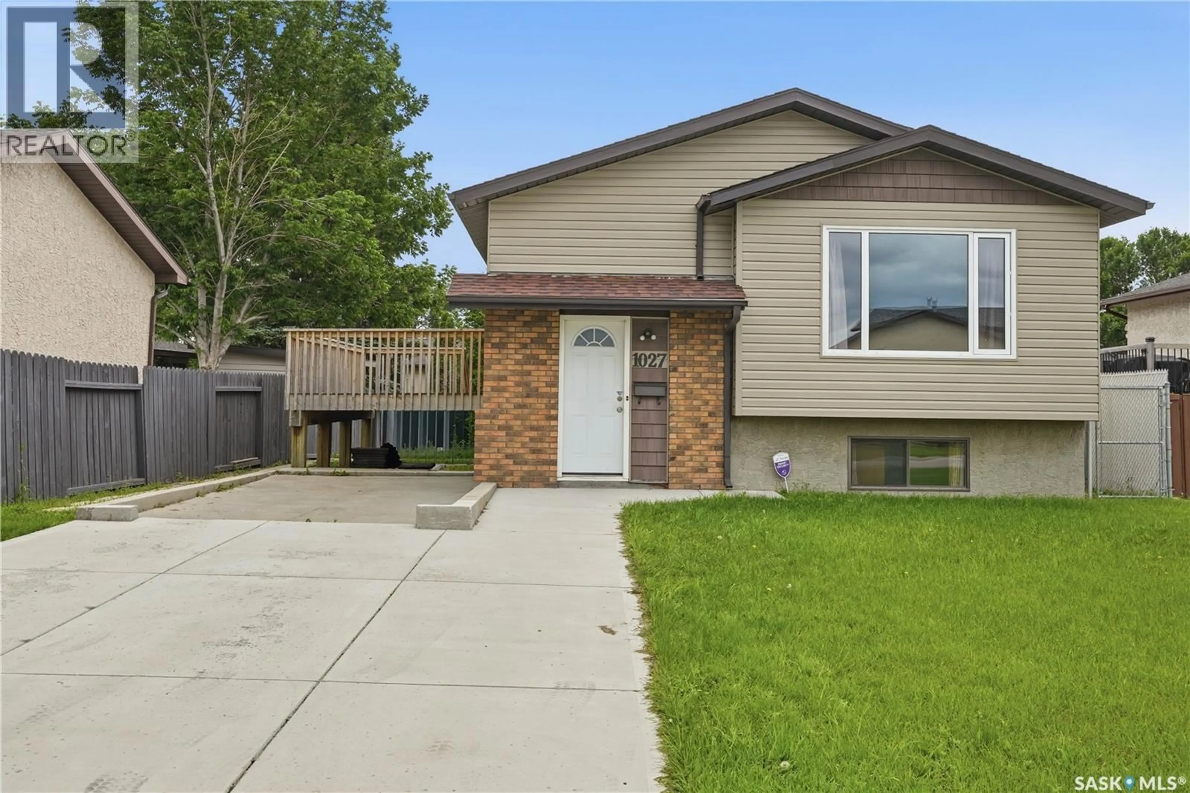 Home with vinyl exterior material, street for 1027 VICTORY CRESCENT, Regina Saskatchewan S4N6X5