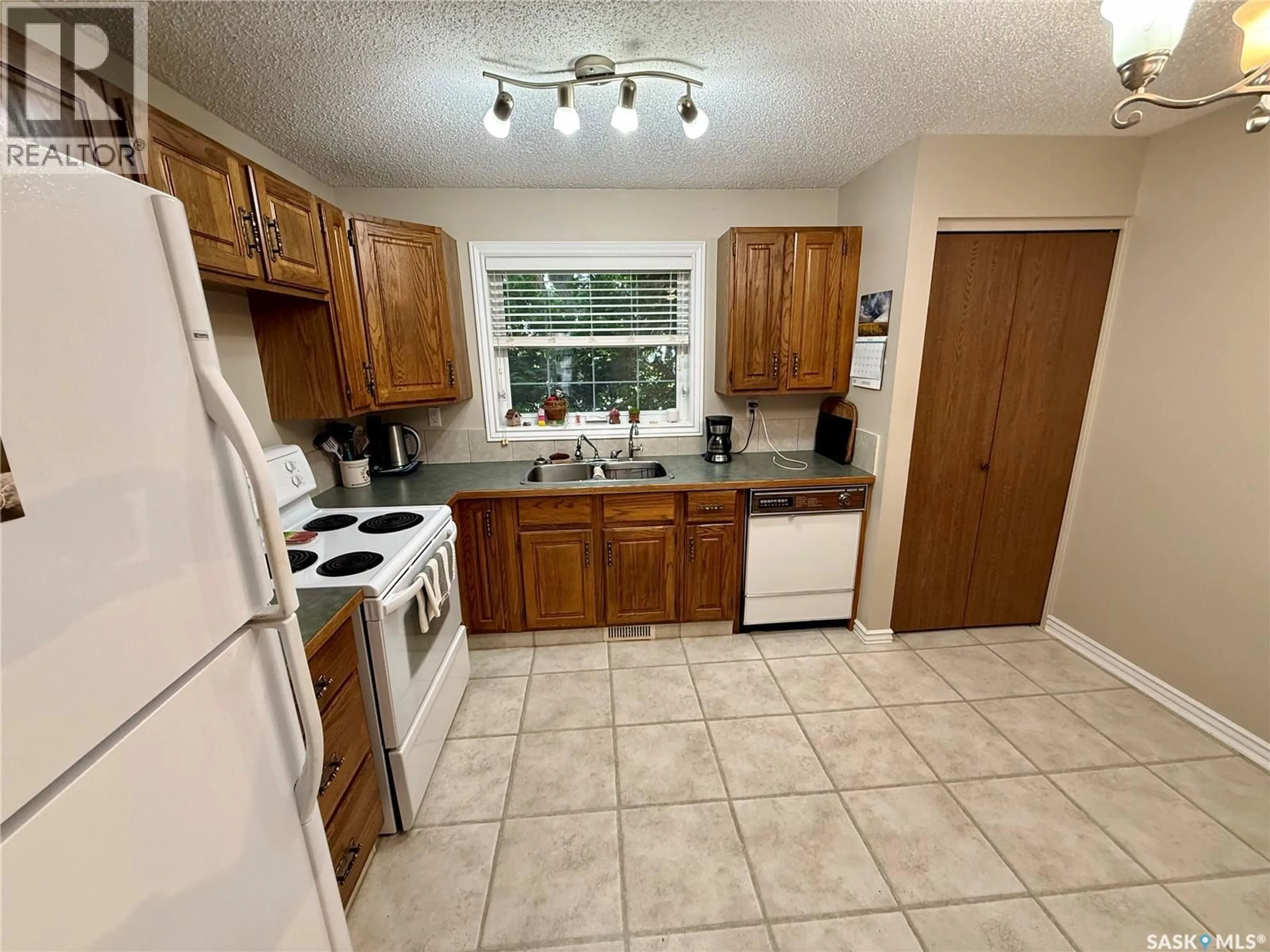 Standard kitchen, ceramic/tile floor for 831 SEYMOUR CRESCENT, Regina Saskatchewan S4X2B6