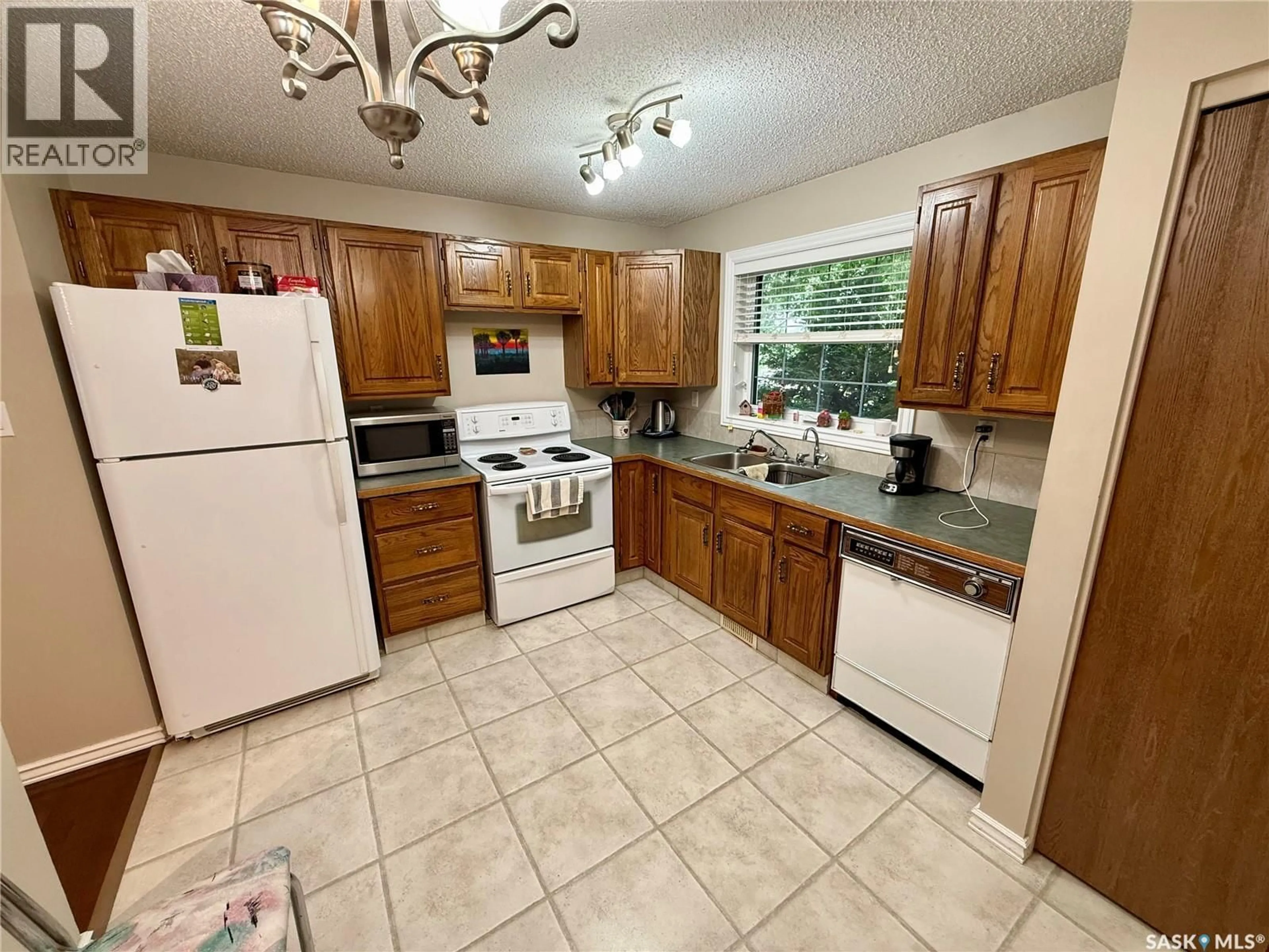 Standard kitchen, ceramic/tile floor for 831 SEYMOUR CRESCENT, Regina Saskatchewan S4X2B6