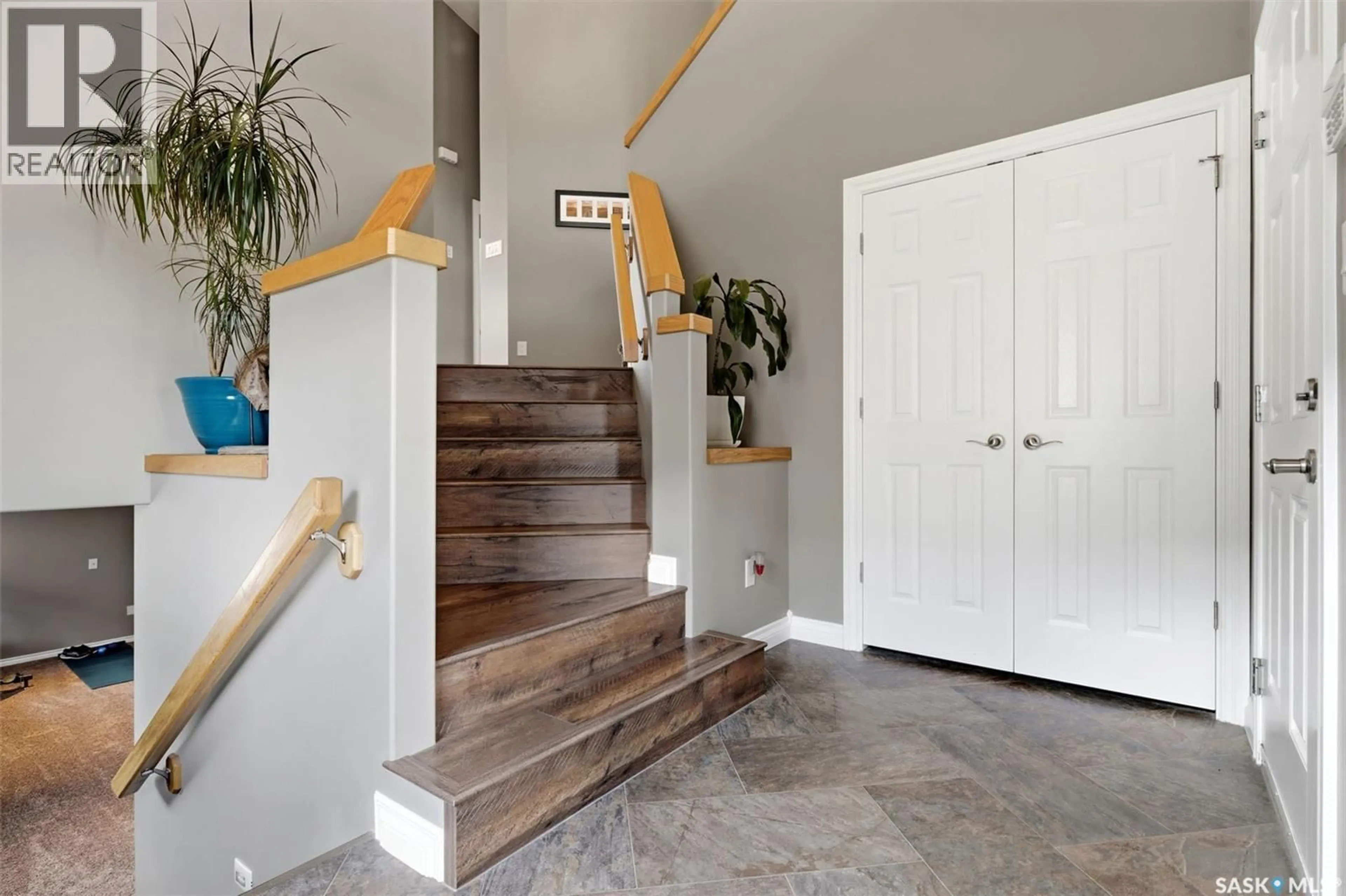 Indoor entryway for 15 HUDSON DRIVE, Pilot Butte Saskatchewan S0G3Z0