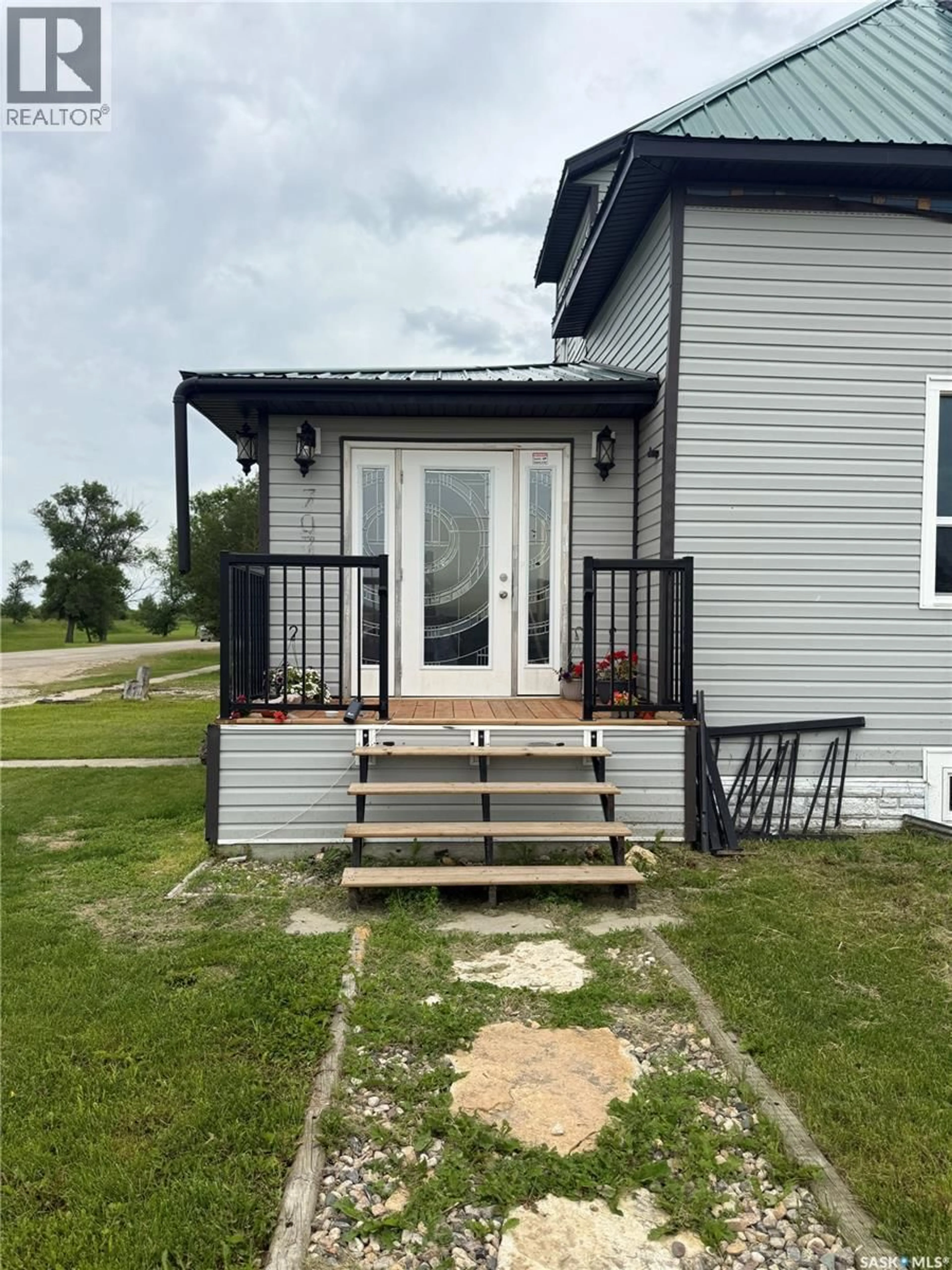 A pic from outside/outdoor area/front of a property/back of a property/a pic from drone, building for 707 RAILWAY AVENUE, Neudorf Saskatchewan S0A2T0