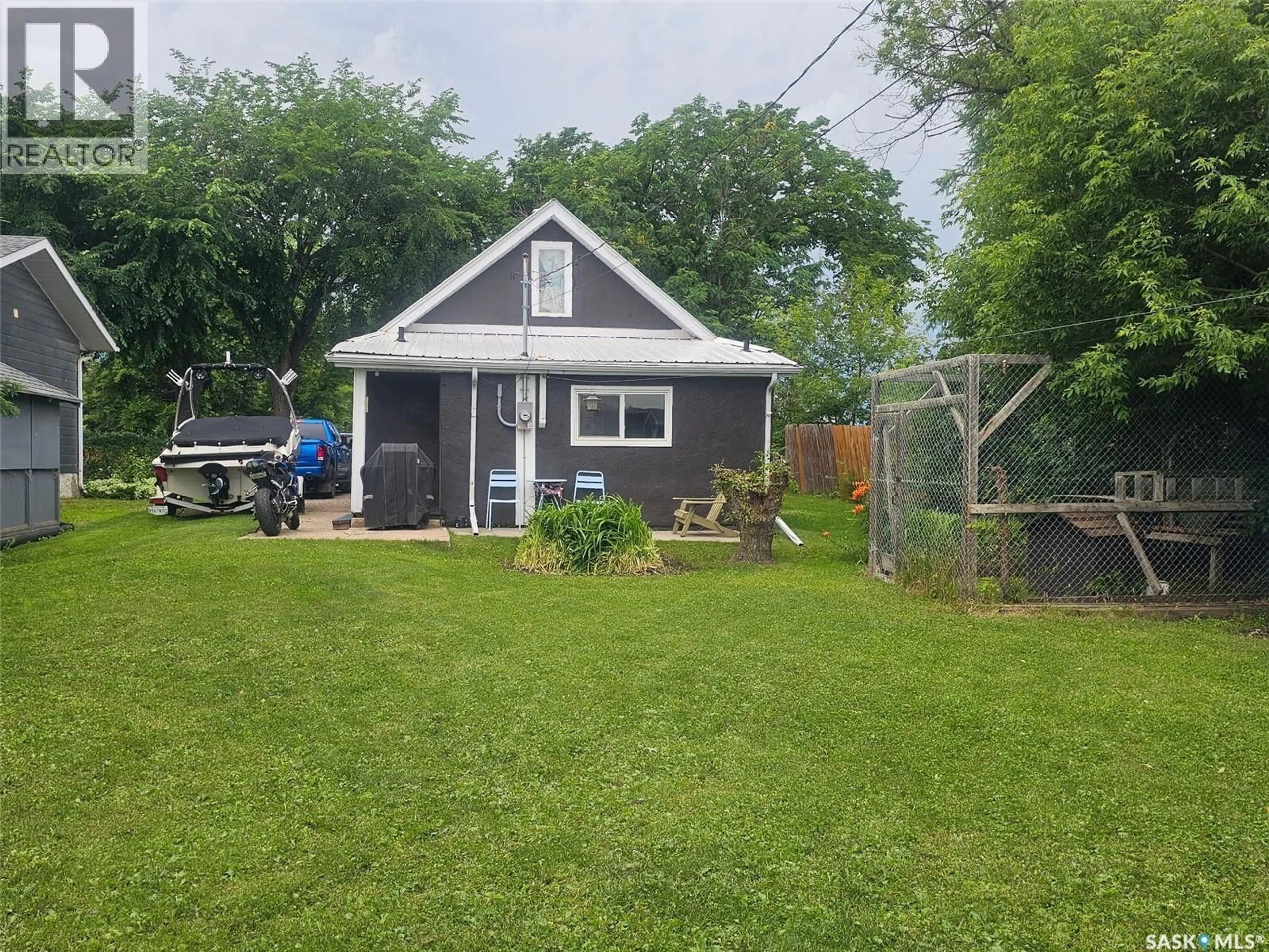 A pic from outside/outdoor area/front of a property/back of a property/a pic from drone, street for 104 4TH STREET, Meadow Lake Saskatchewan S9X1H4