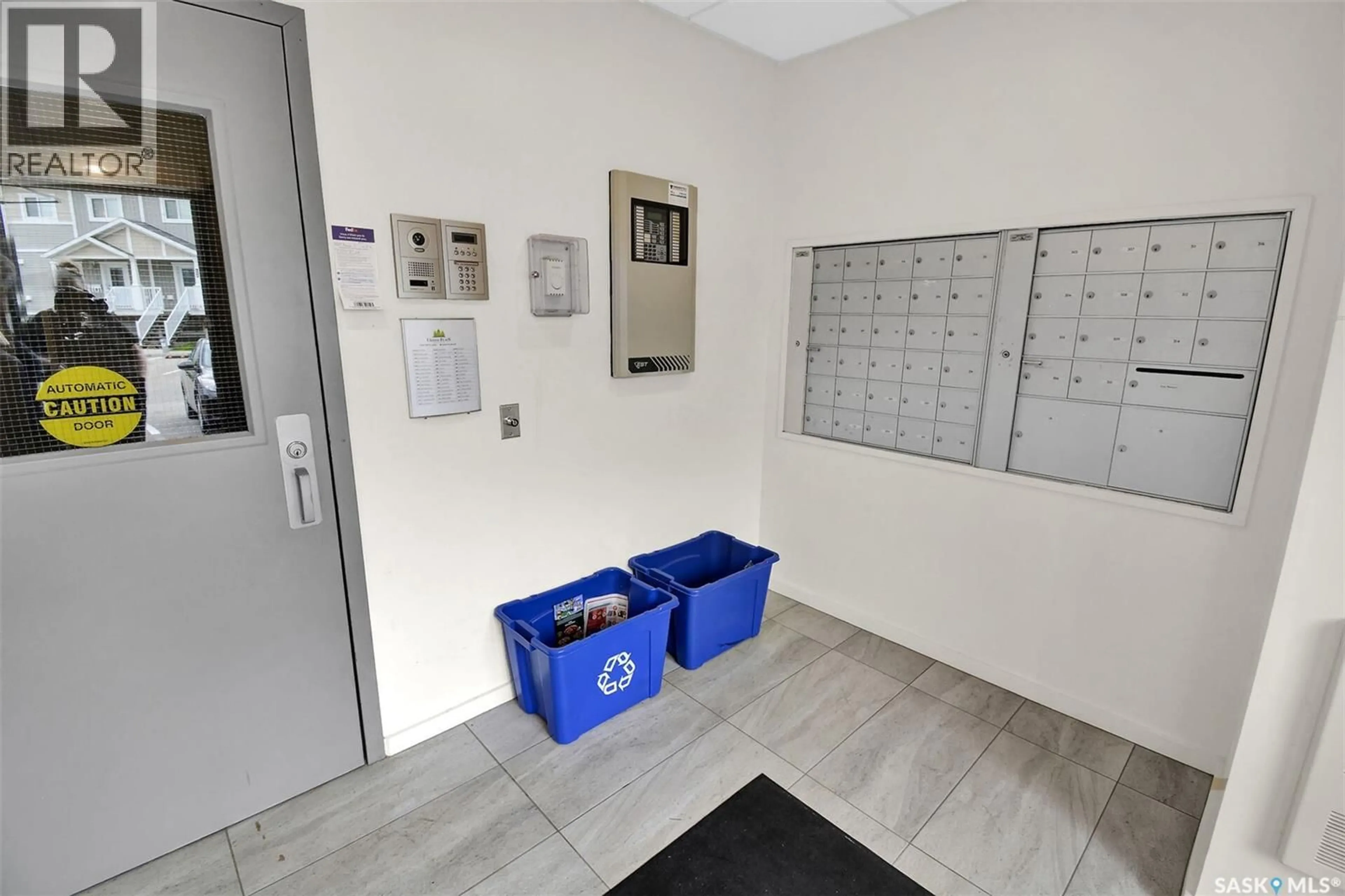 Indoor foyer for 208 - 720 BALTZAN BOULEVARD, Saskatoon Saskatchewan S7W0W6