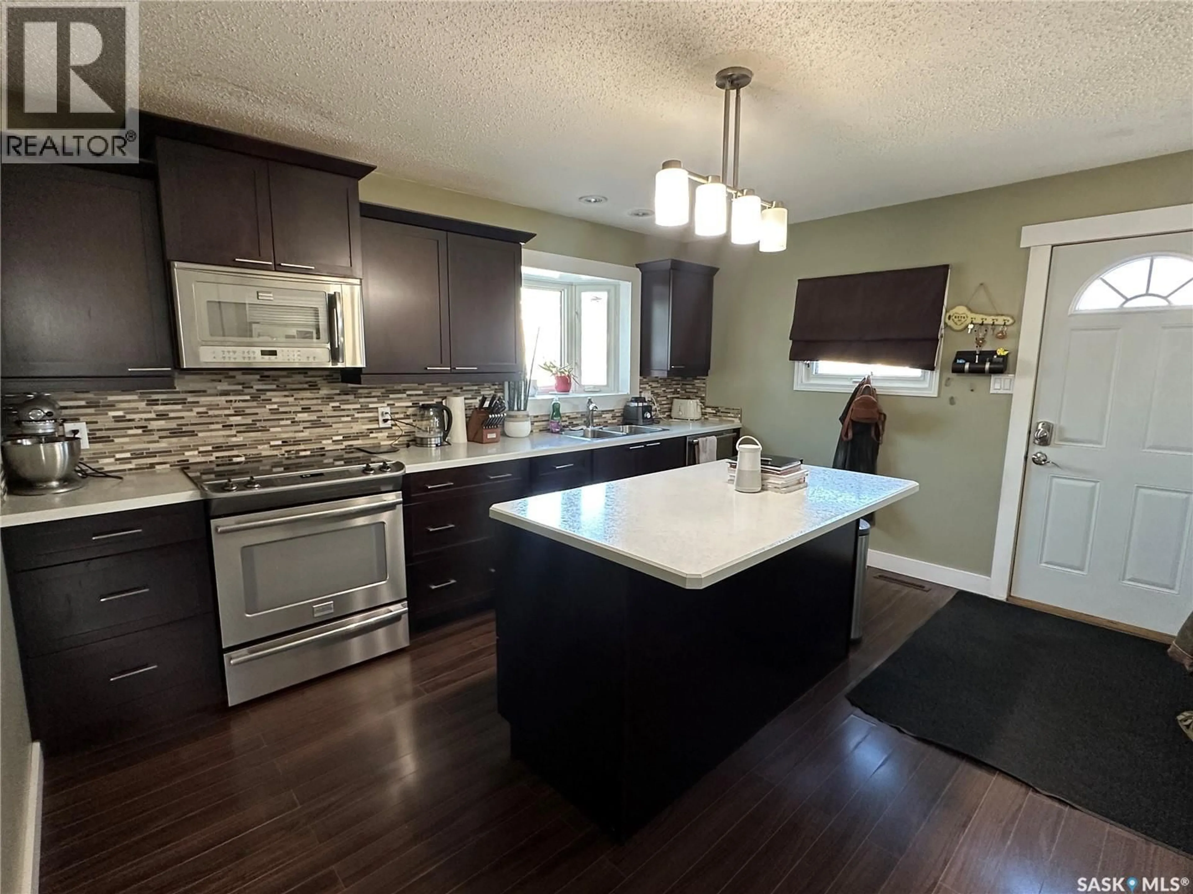Open concept kitchen, unknown for 320 GOVERNMENT ROAD, Weyburn Saskatchewan S4H2A8