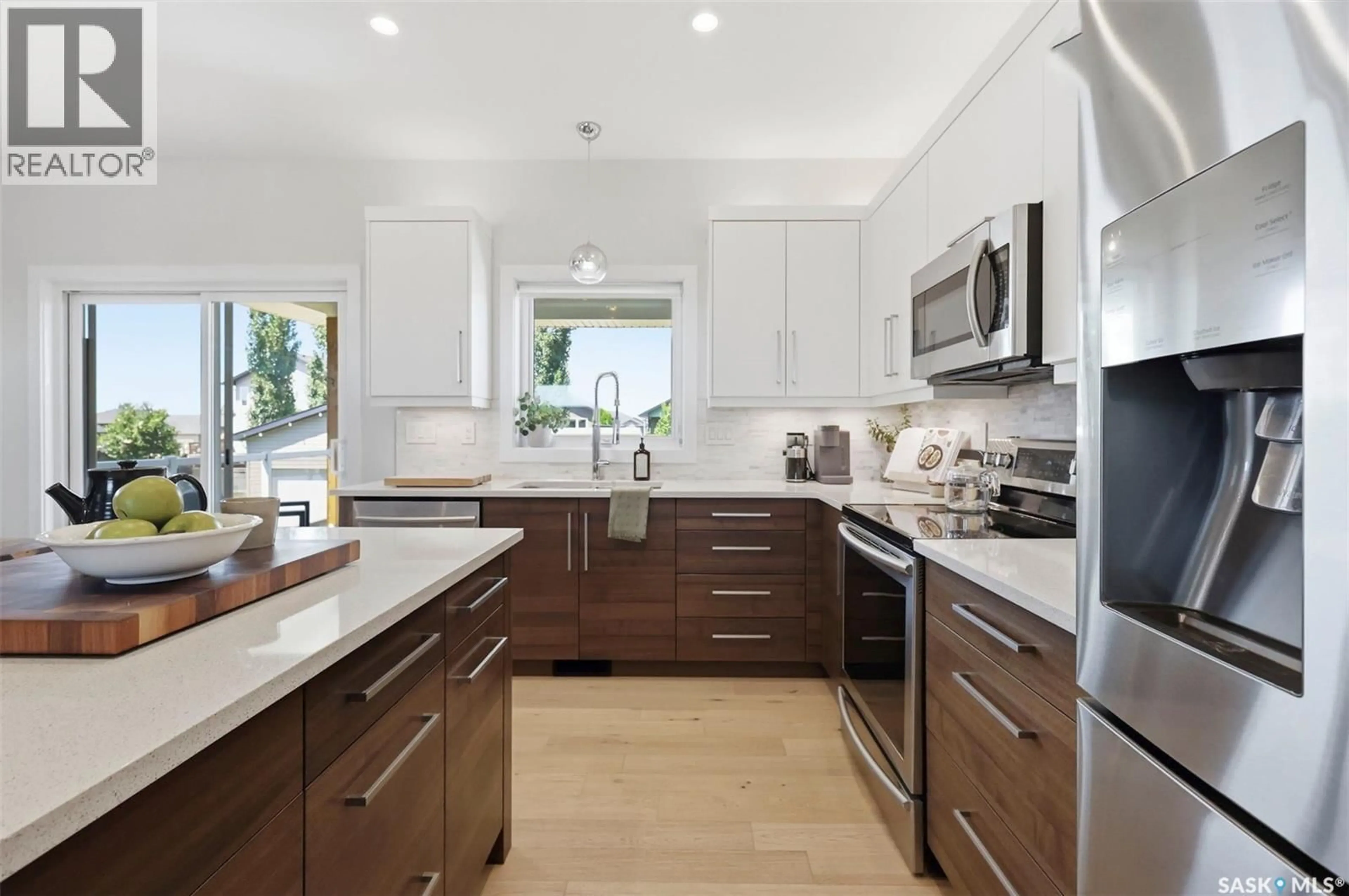 Contemporary kitchen, ceramic/tile floor for 905 SALMON WAY, Martensville Saskatchewan S0K2T1
