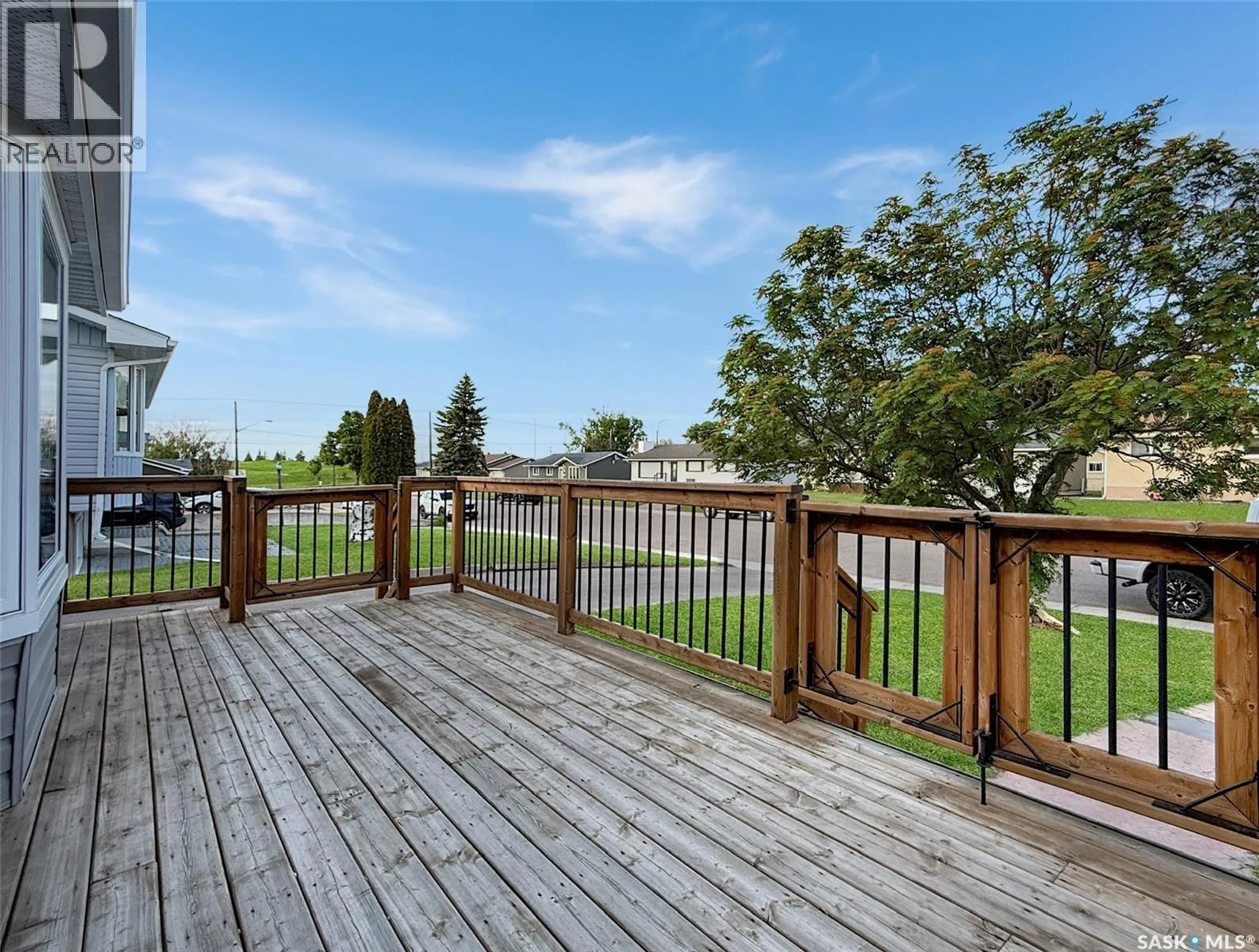 Patio, water/lake/river/ocean view for 10 MACDONALD CRESCENT, Swift Current Saskatchewan S9H4A7
