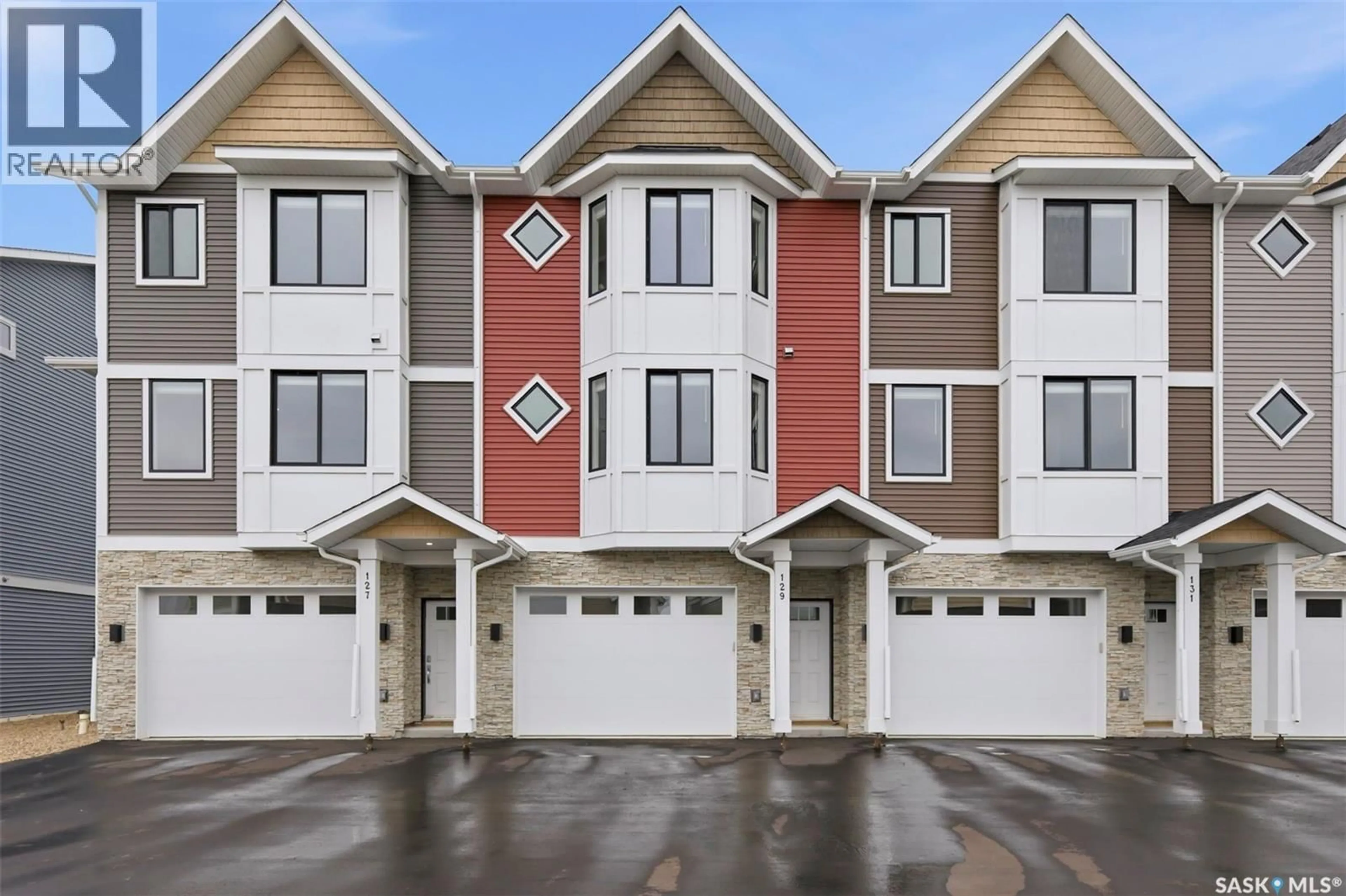 Home with vinyl exterior material, street for 121 3220 11TH STREET W, Saskatoon Saskatchewan S7M5M4
