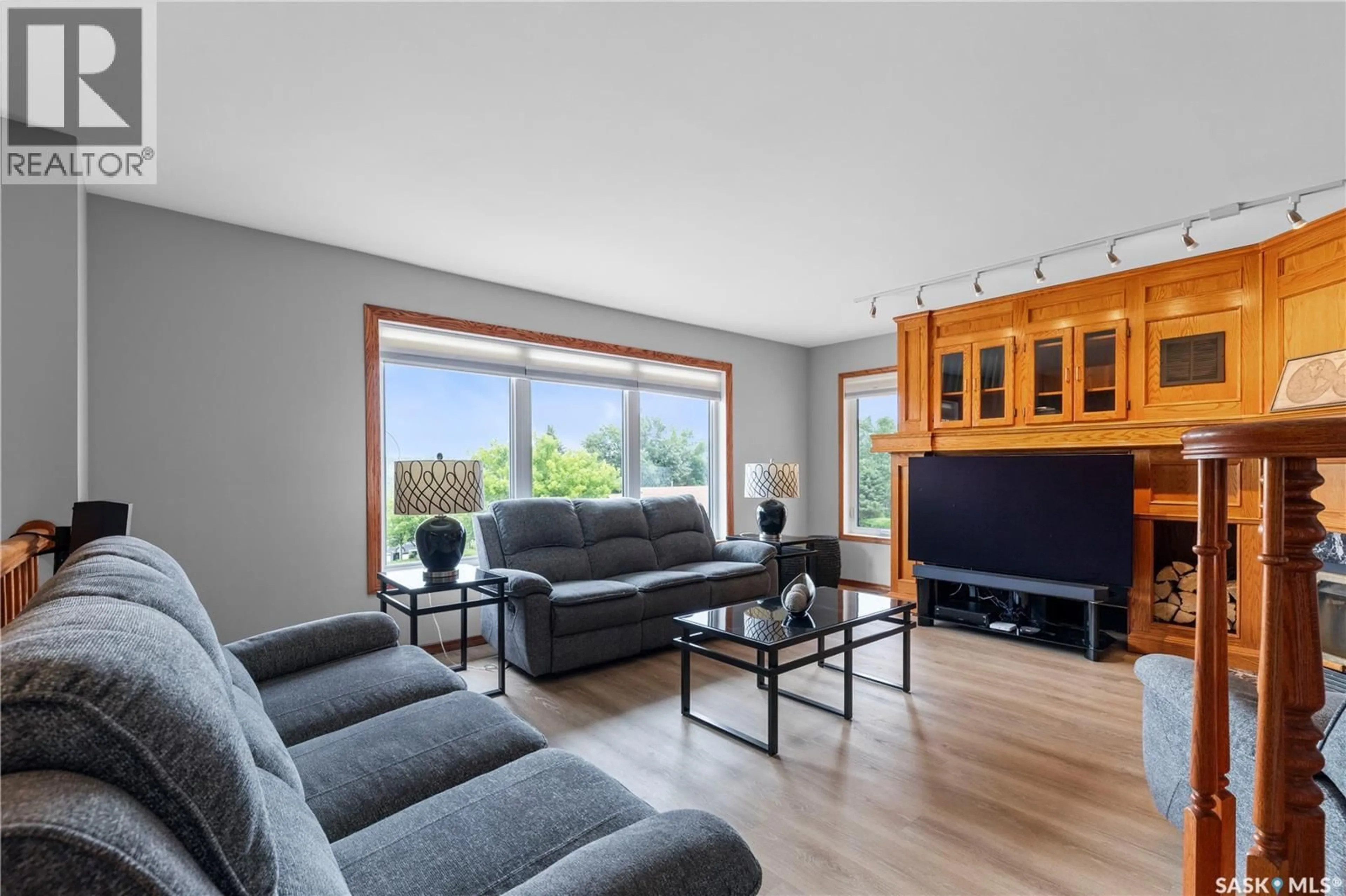 Living room with furniture, wood/laminate floor for 270 PROSPECT CRESCENT, Lumsden Saskatchewan S0G3C0