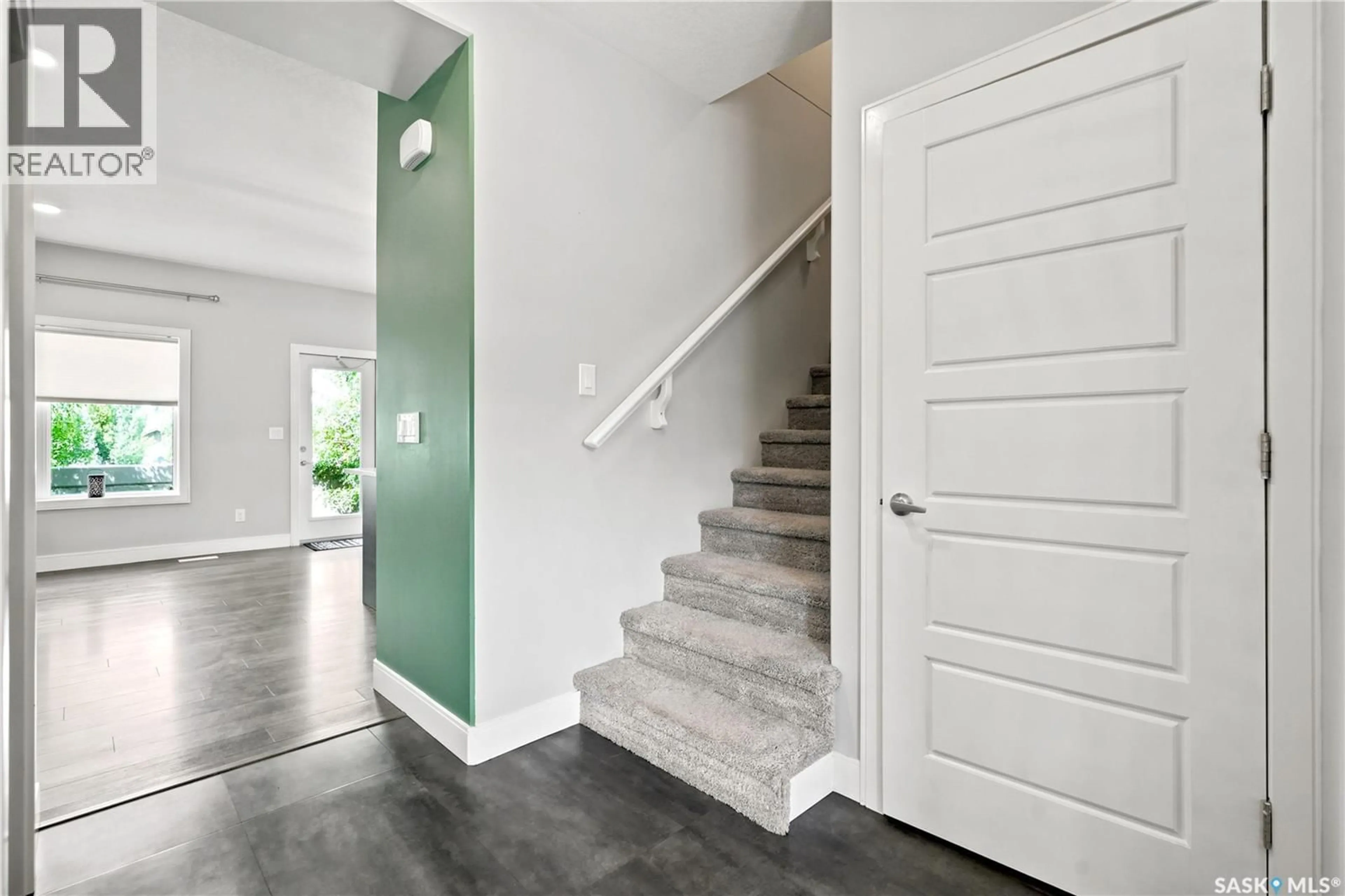 Indoor entryway for 21 115 VELTKAMP CRESCENT, Saskatoon Saskatchewan S7T0T7