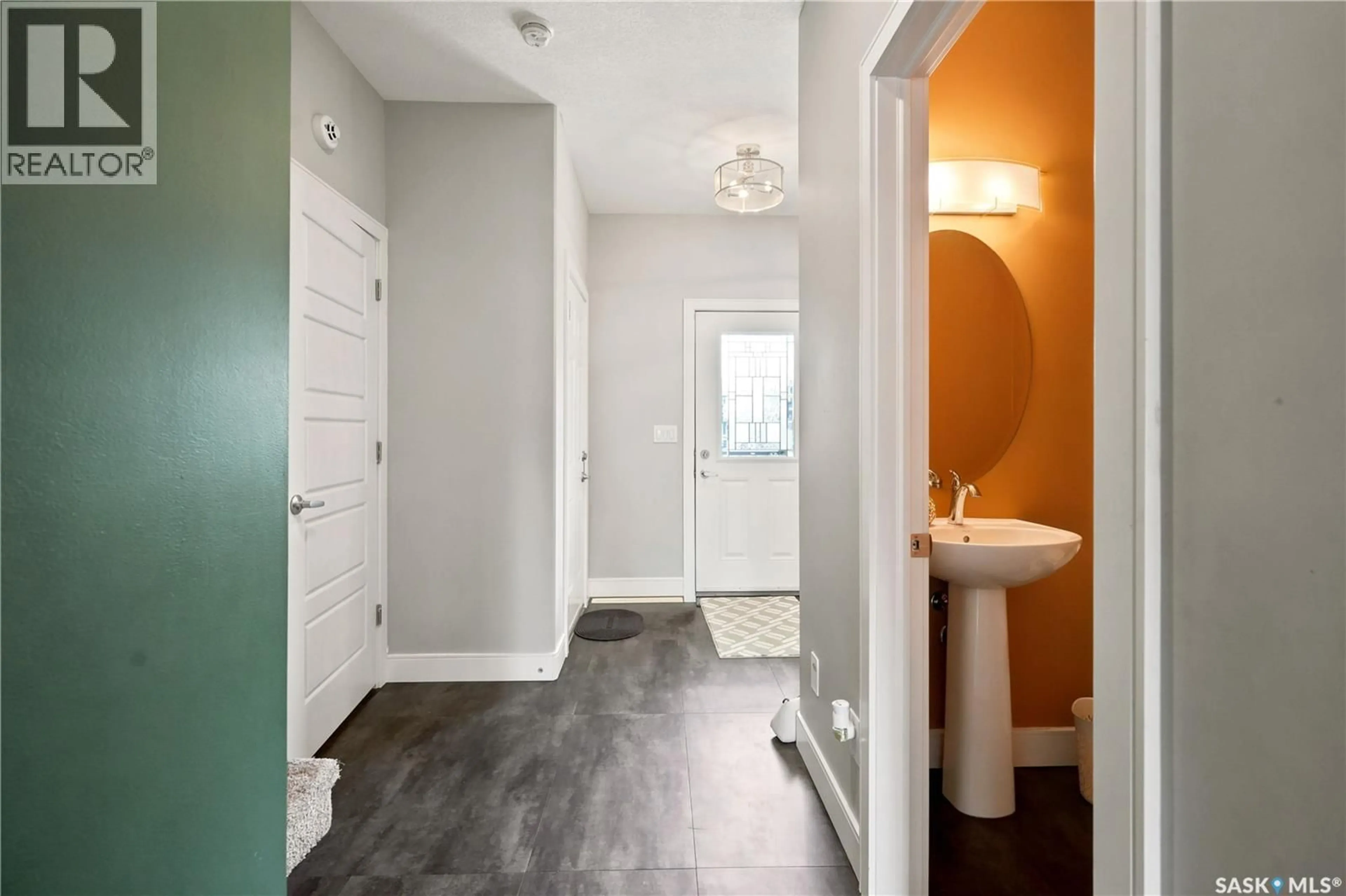 Indoor entryway for 21 115 VELTKAMP CRESCENT, Saskatoon Saskatchewan S7T0T7