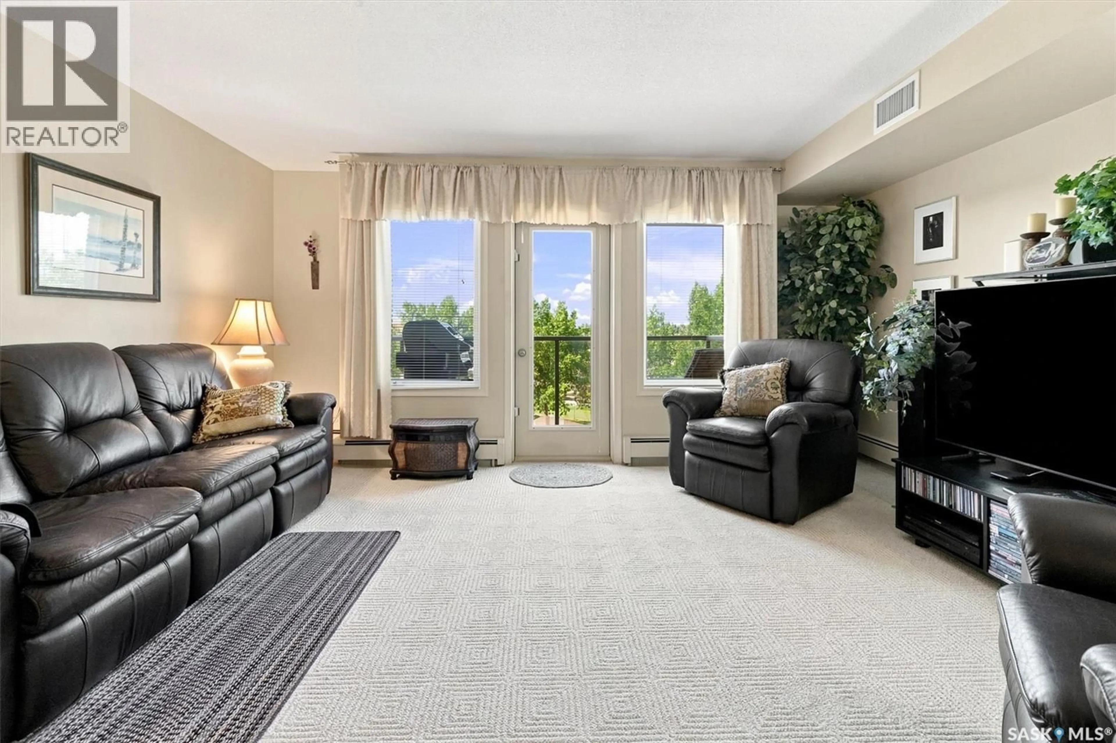Living room with furniture, carpet floor for 411 1622 ACADIA DRIVE, Saskatoon Saskatchewan S7H5H7