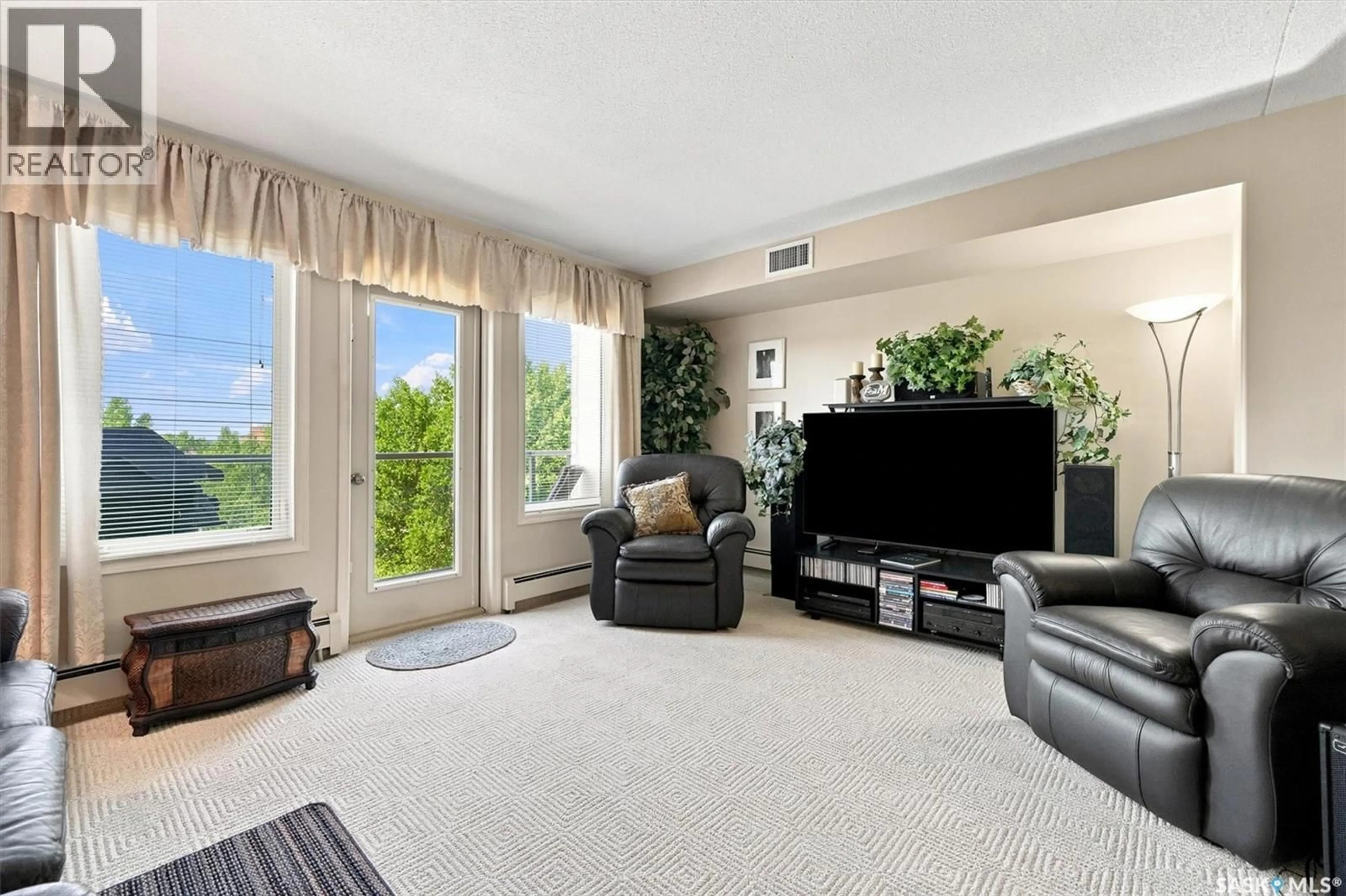 Living room with furniture, carpet floor for 411 1622 ACADIA DRIVE, Saskatoon Saskatchewan S7H5H7