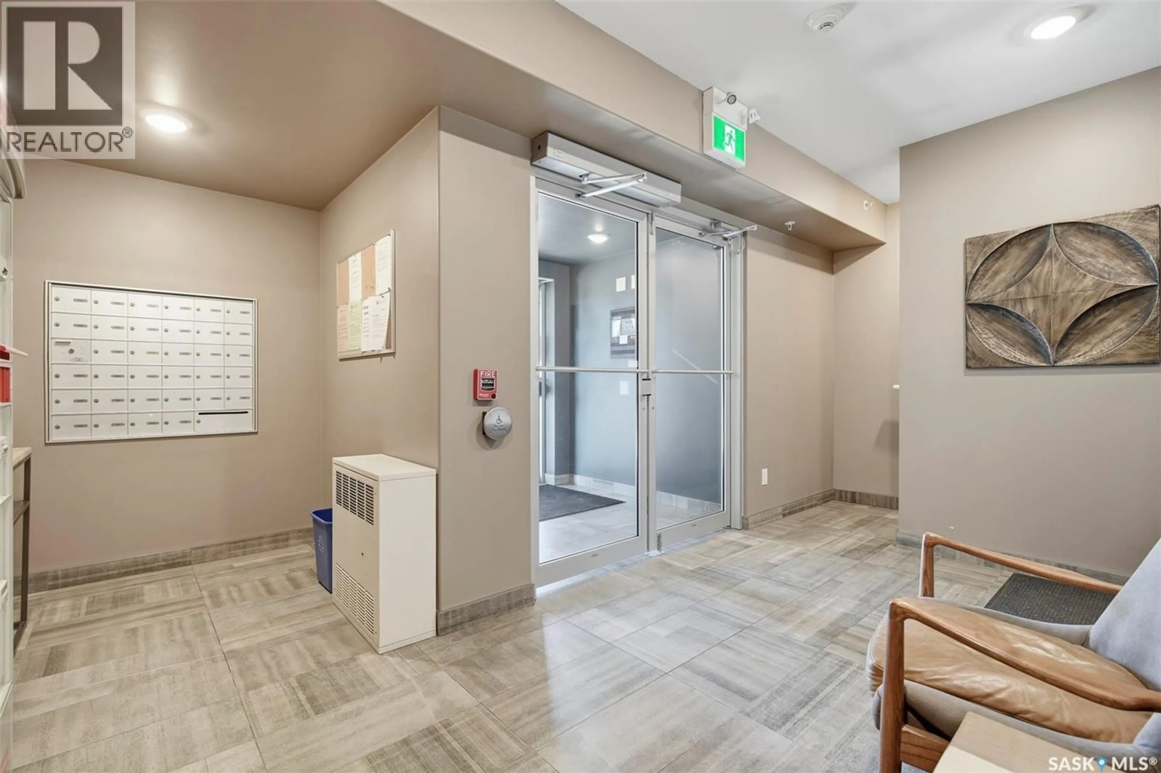 Indoor foyer for 106 - 3311 WILLIS CRESCENT, Saskatoon Saskatchewan S7T0Y6