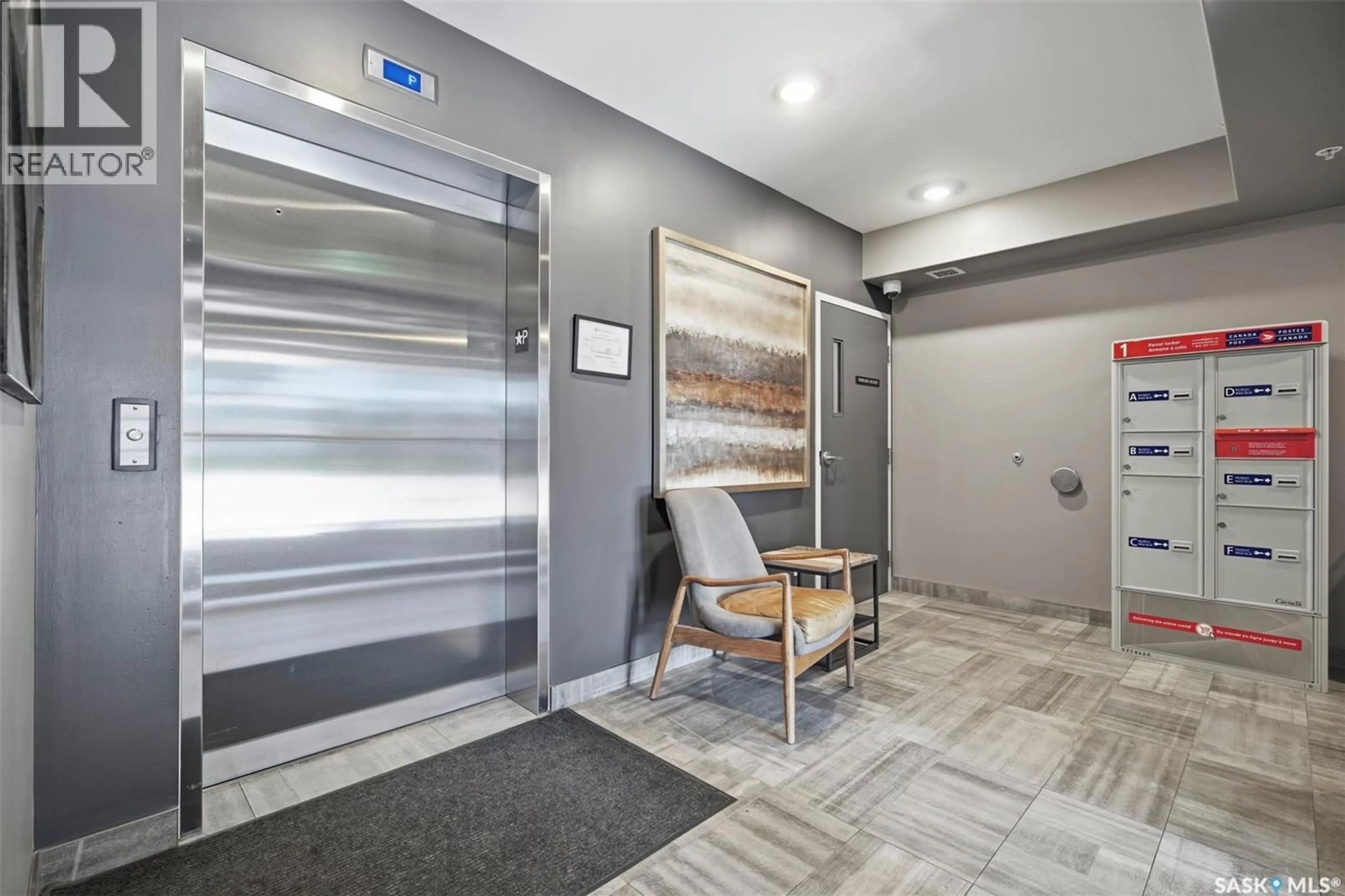 Indoor foyer for 106 - 3311 WILLIS CRESCENT, Saskatoon Saskatchewan S7T0Y6
