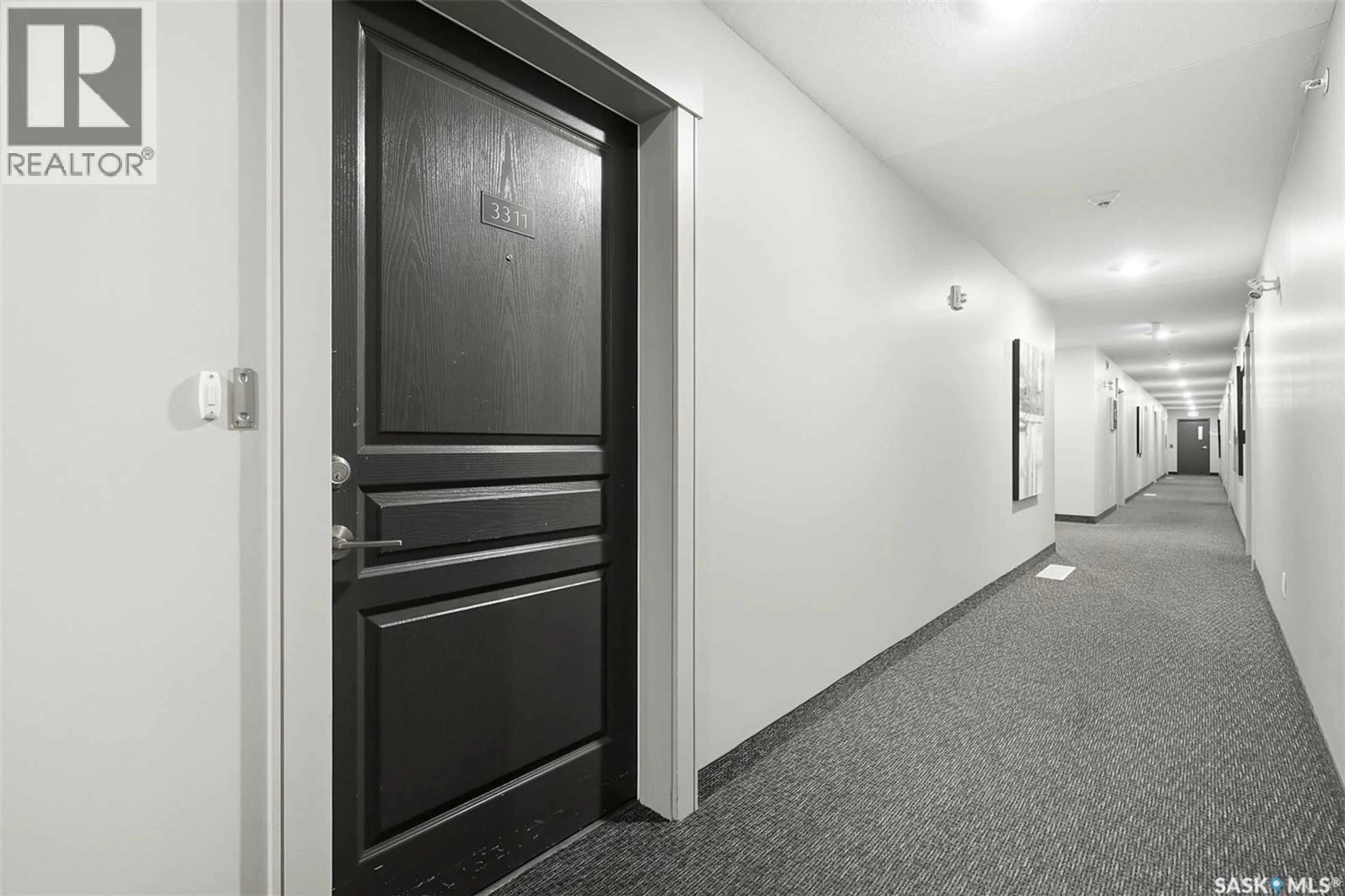 Indoor foyer for 106 - 3311 WILLIS CRESCENT, Saskatoon Saskatchewan S7T0Y6