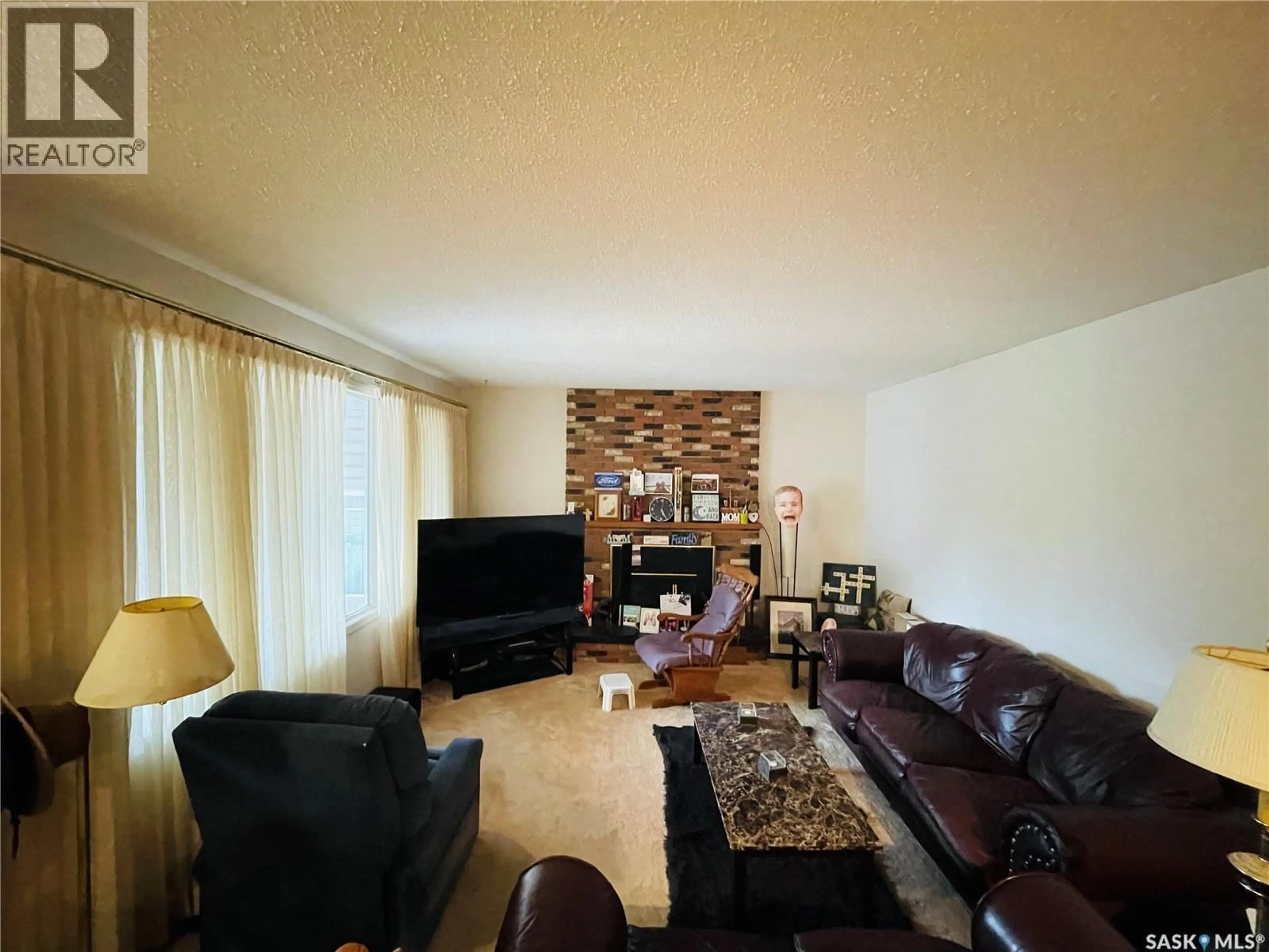 Living room with furniture, wood/laminate floor for 195 LINCOLN DRIVE, Regina Saskatchewan S4S6P5