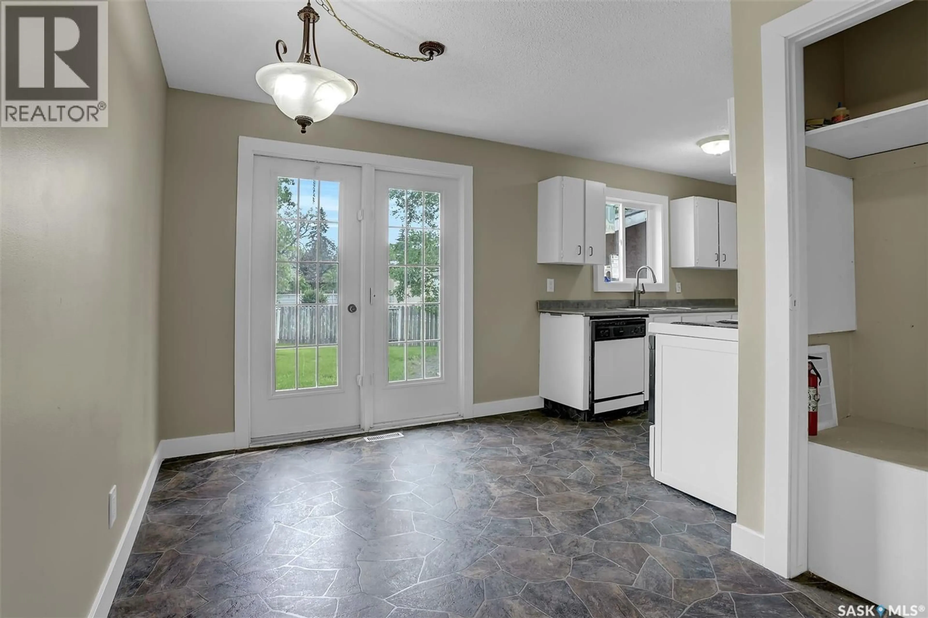 Open concept kitchen, ceramic/tile floor for 34 ARMSTRONG BAY, Regina Saskatchewan S4N4G7