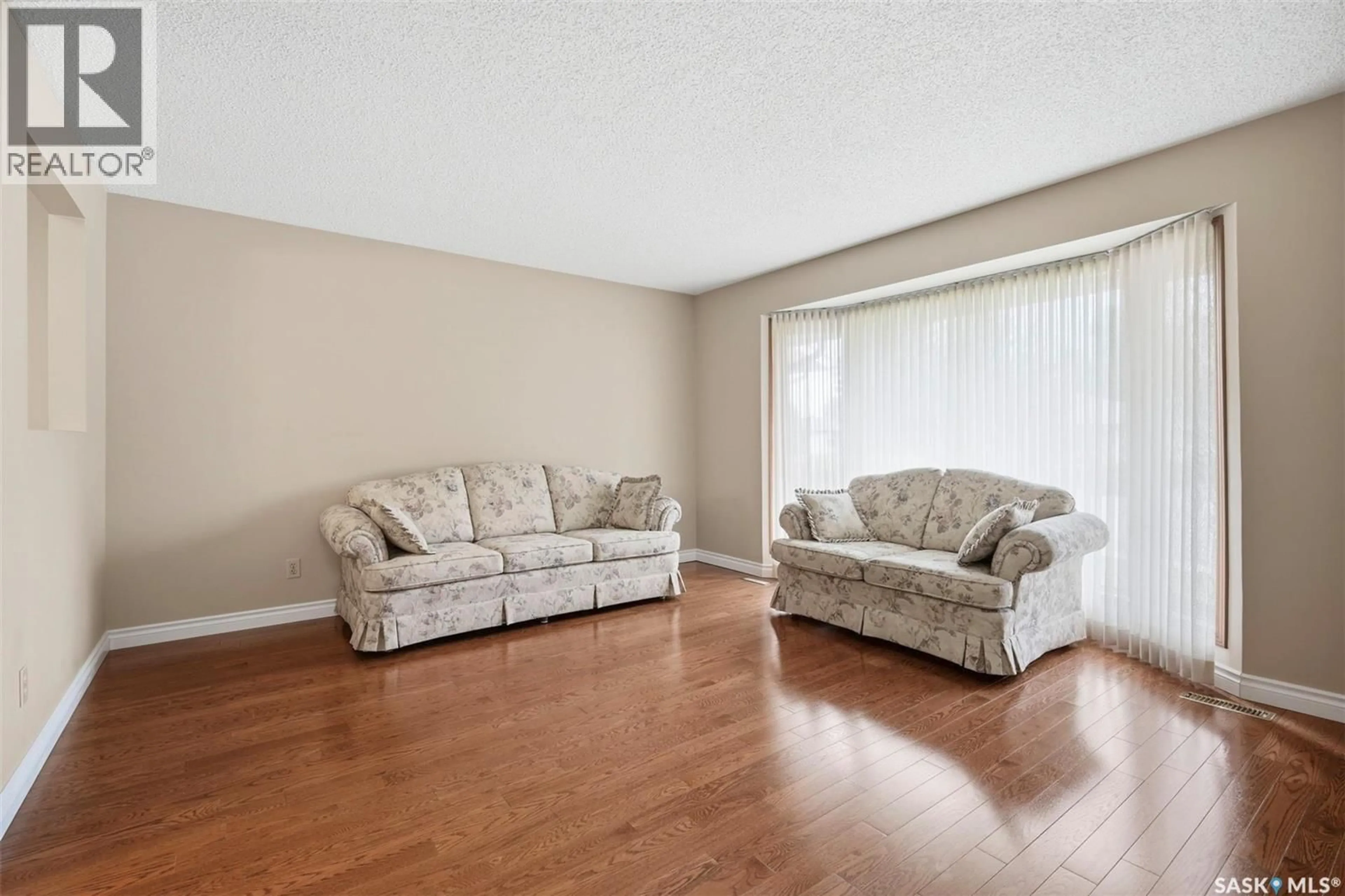 Living room with furniture, unknown for 547 WHITEWOOD CRESCENT, Saskatoon Saskatchewan S7J4L4