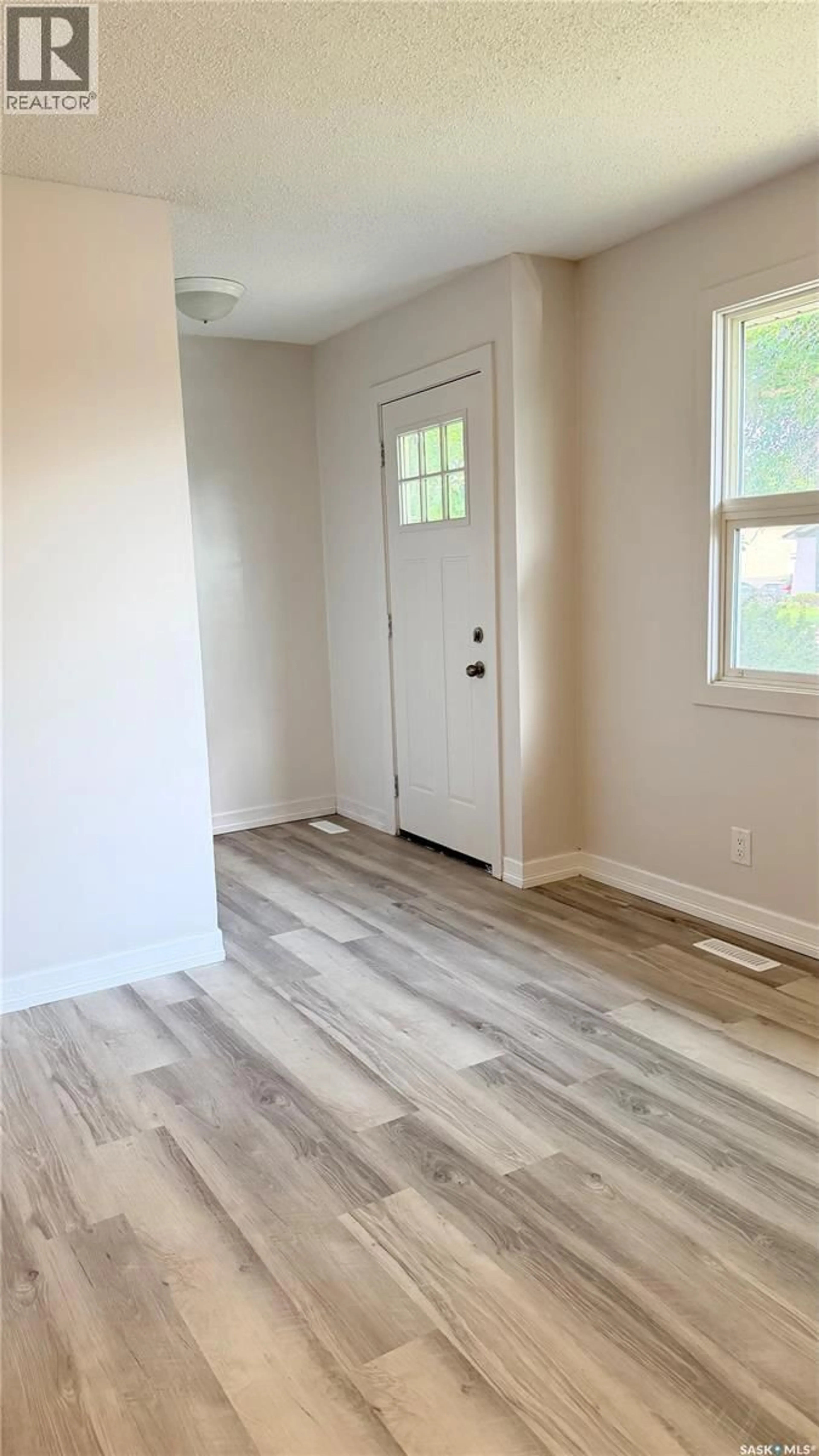 Indoor entryway for 649 DOUGLAS CRESCENT, Saskatoon Saskatchewan S7L4T9