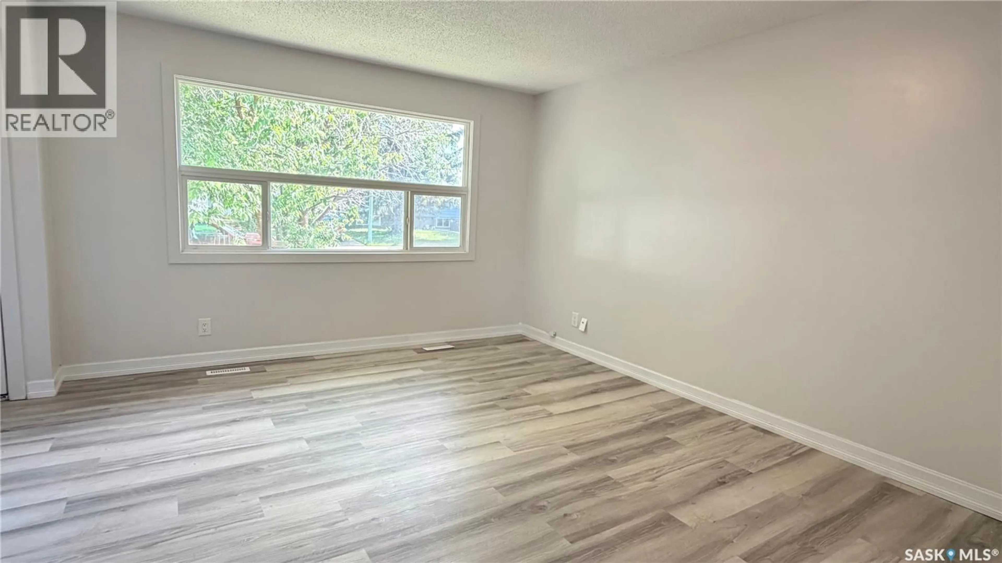 A pic of a room for 649 DOUGLAS CRESCENT, Saskatoon Saskatchewan S7L4T9