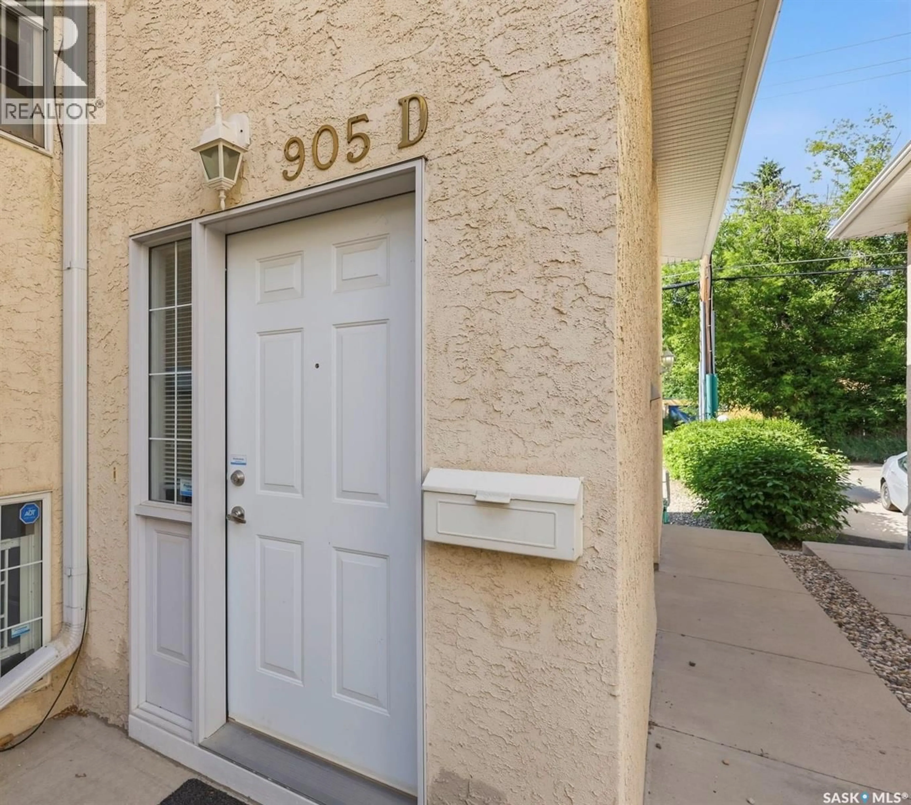 Indoor entryway for E - 905D 9TH STREET, Saskatoon Saskatchewan S7H0M9