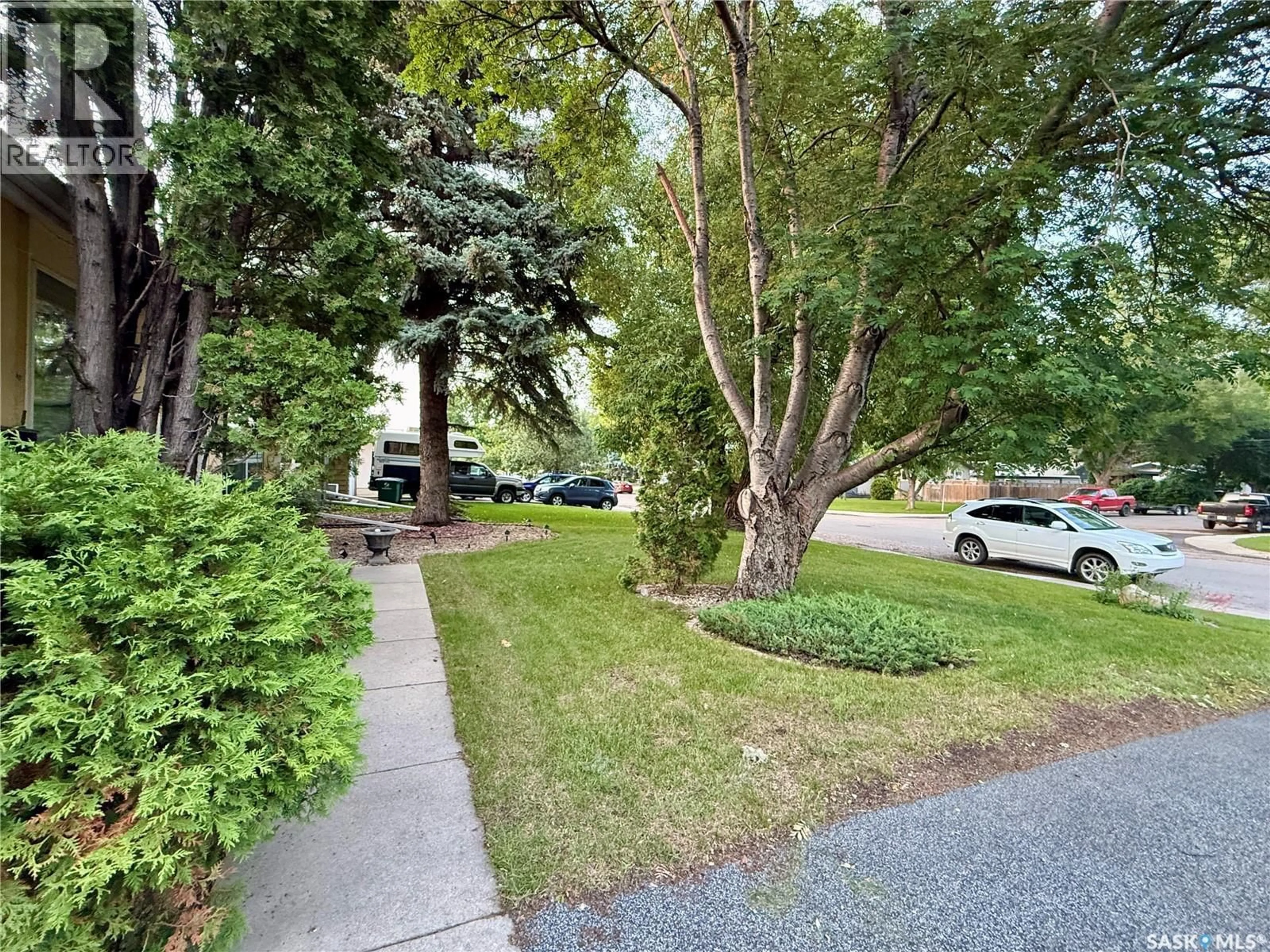 A pic from outside/outdoor area/front of a property/back of a property/a pic from drone, street for 42 SPINKS DRIVE, Saskatoon Saskatchewan S7H4B8