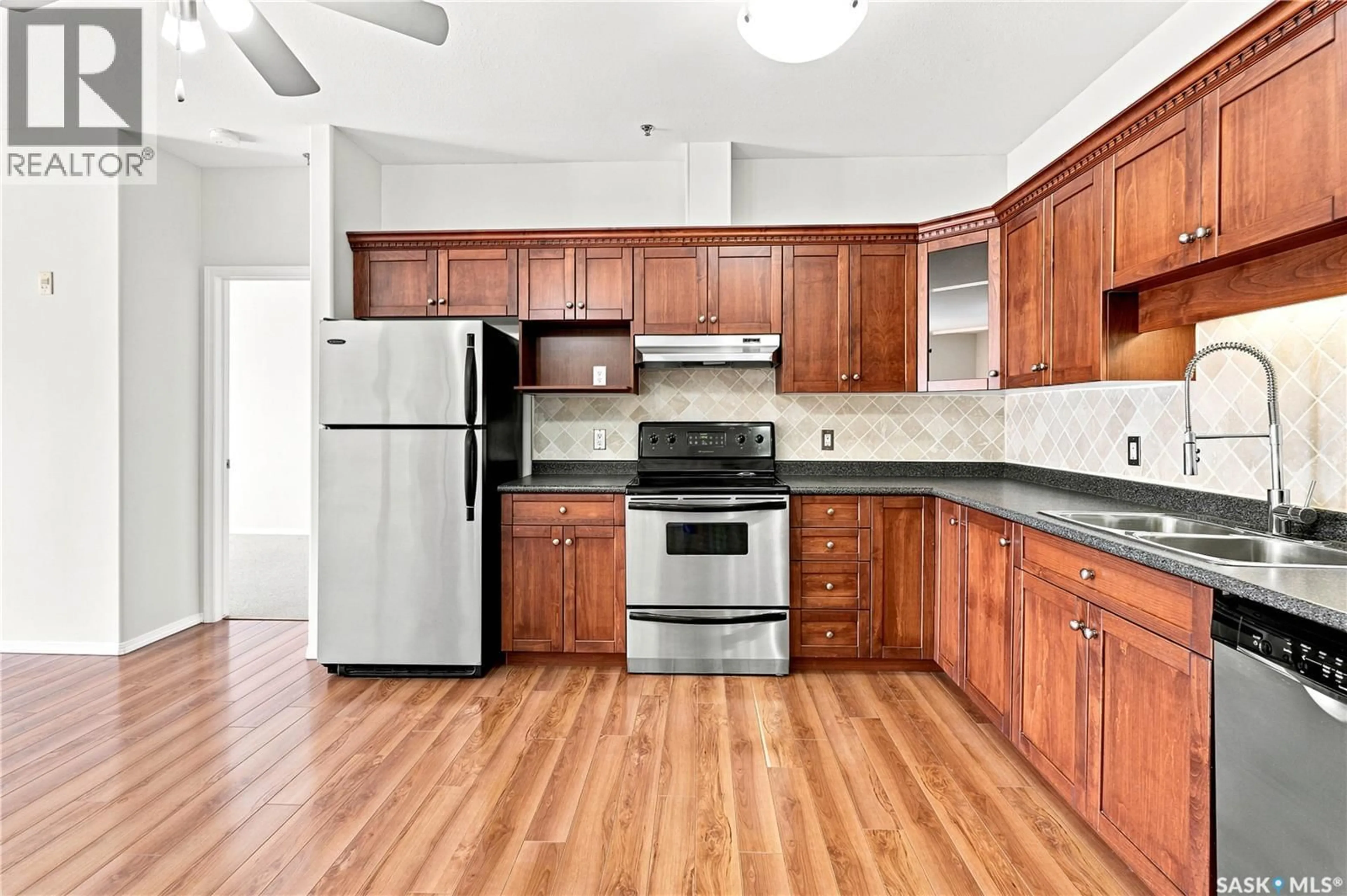 Standard kitchen, unknown for 302 NELSON ROAD, Saskatoon Saskatchewan S7S1N9