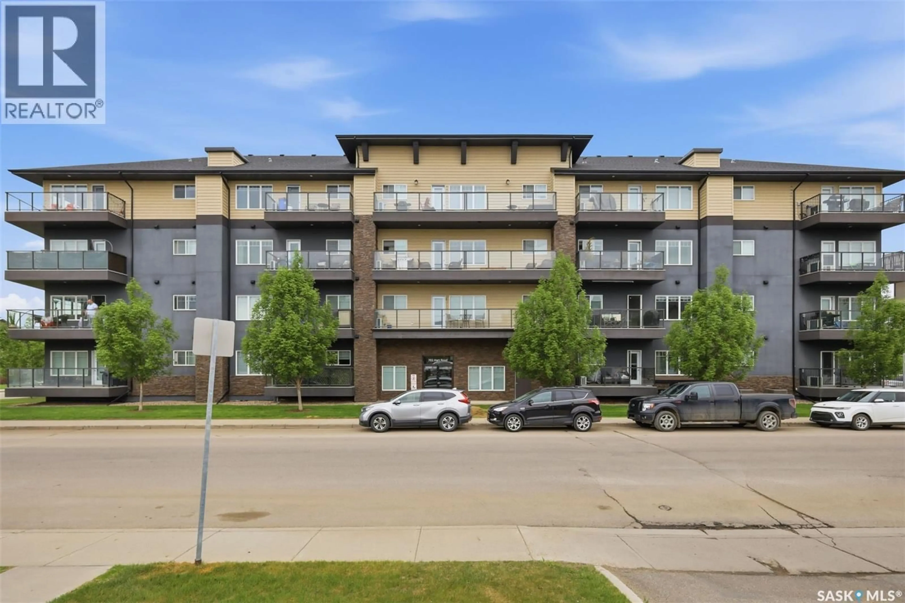 A pic from outside/outdoor area/front of a property/back of a property/a pic from drone, building for 202 HART ROAD, Saskatoon Saskatchewan S7M4P4