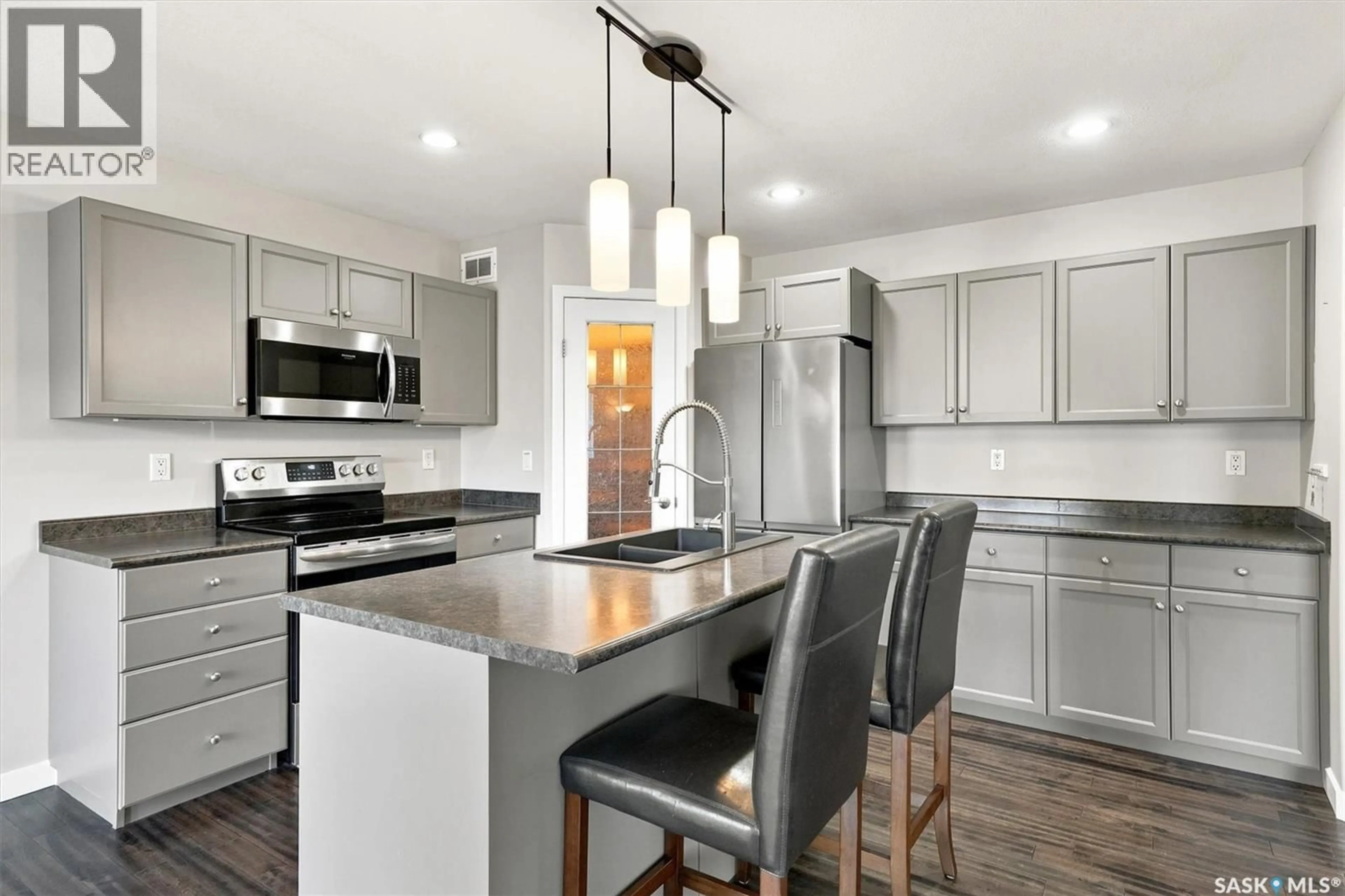 Open concept kitchen, unknown for 911 MAGUIRE CRESCENT, Saskatoon Saskatchewan S7W1A5