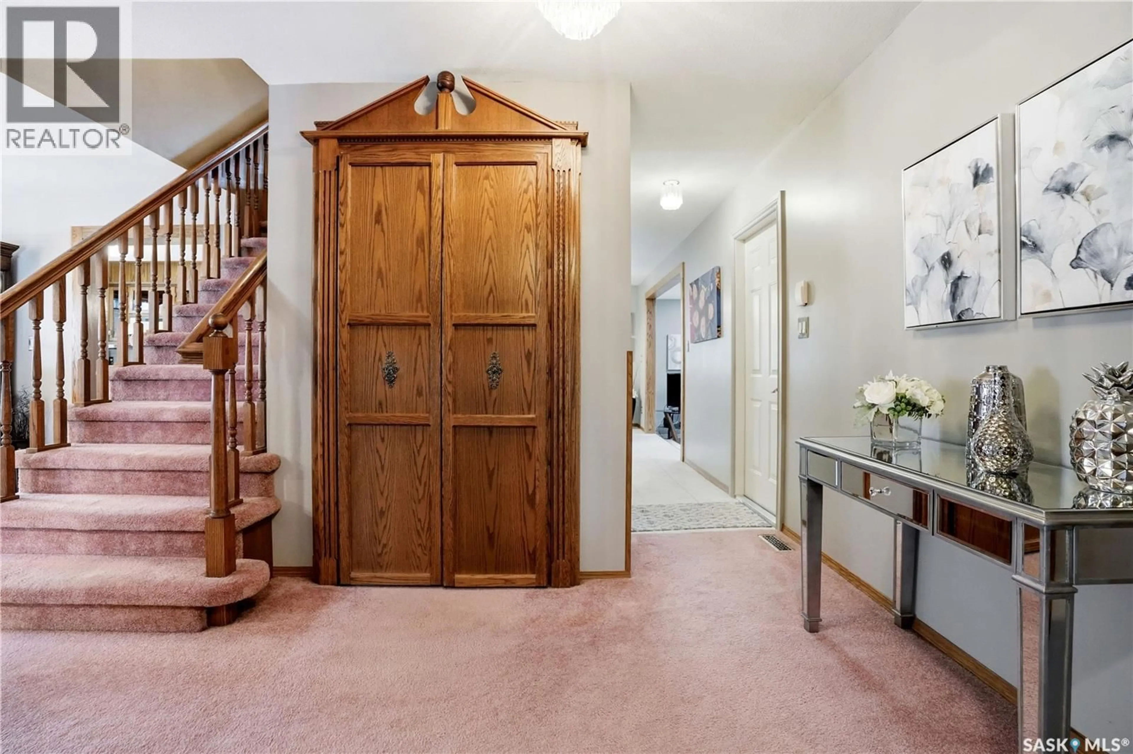 Indoor foyer for 83 MINOT DRIVE, Regina Saskatchewan S4X1B6