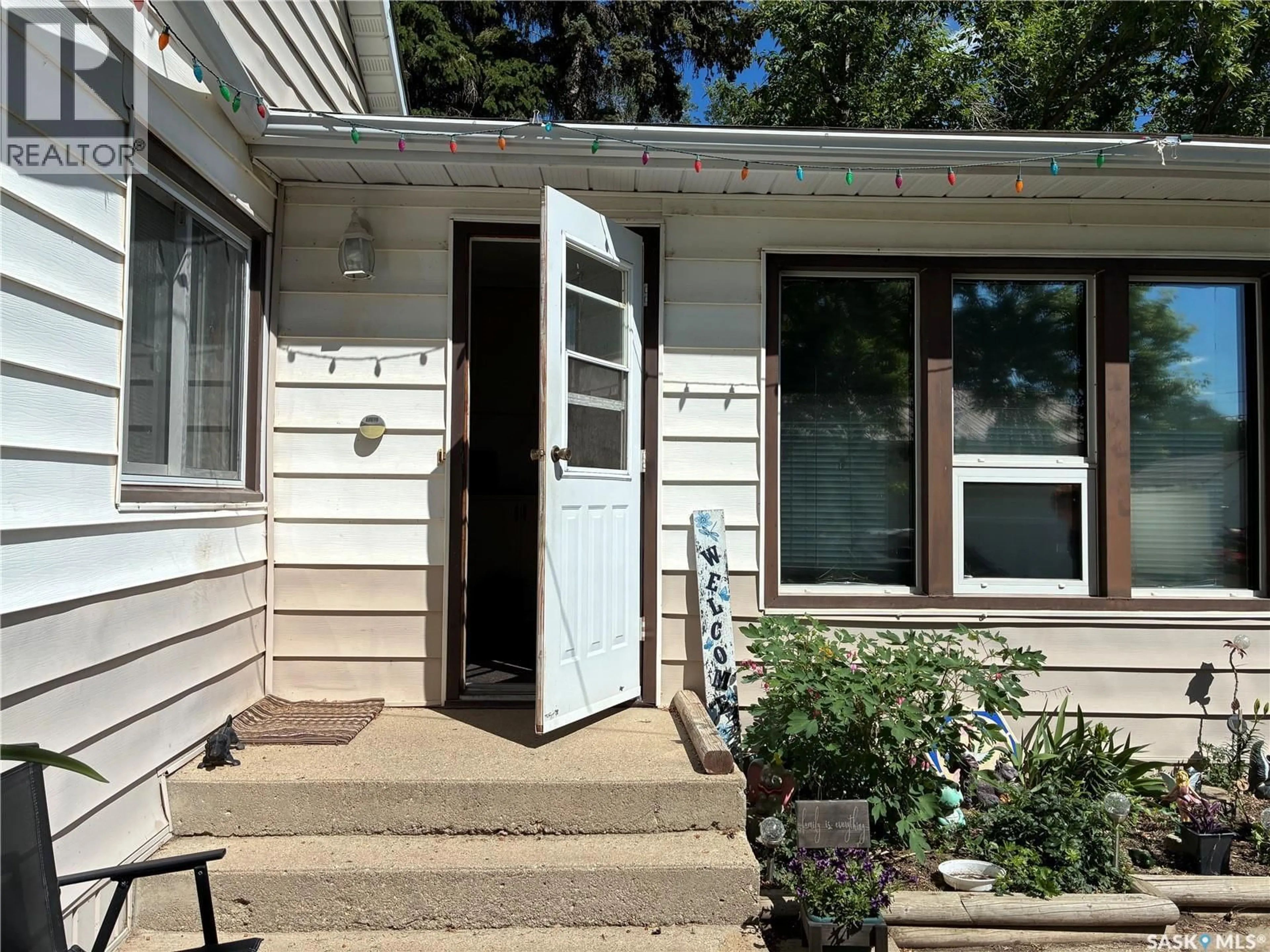Home with vinyl exterior material, street for 712 M AVENUE, Perdue Saskatchewan S0K3C0