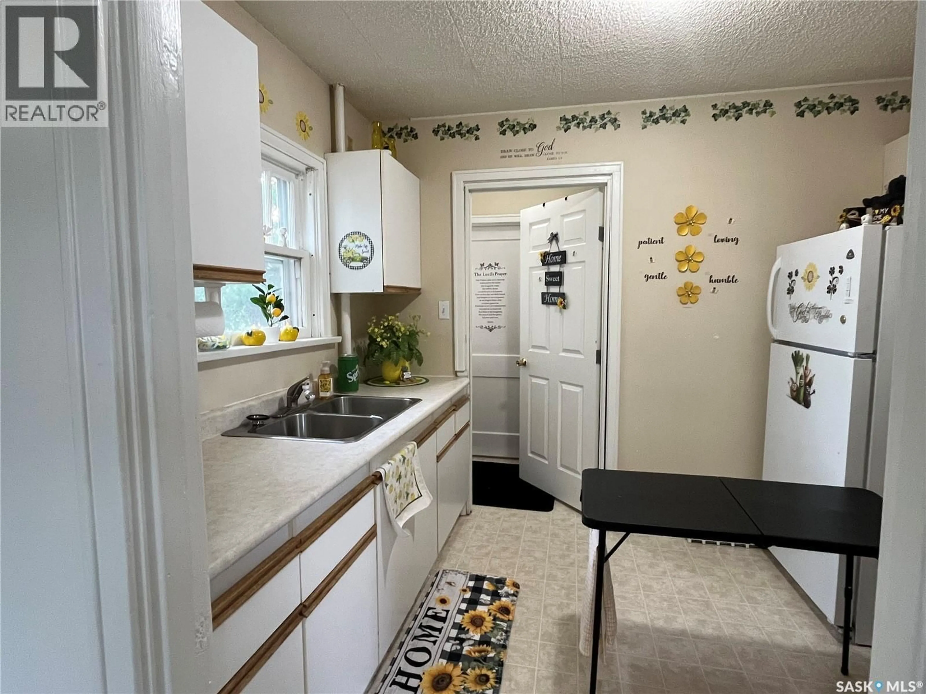 Standard kitchen, unknown for 1501 3RD STREET, Estevan Saskatchewan S4A0S5