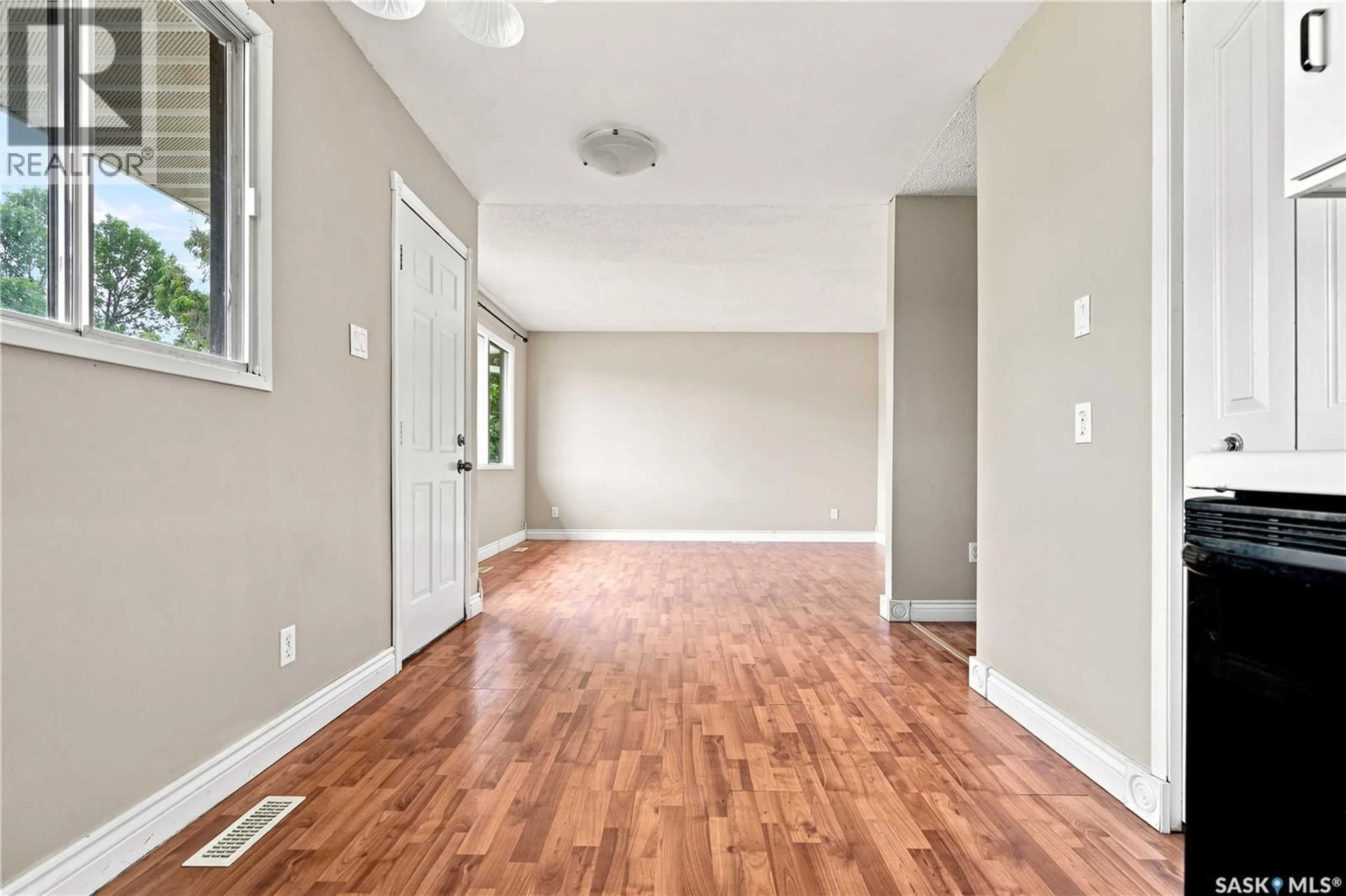 Indoor entryway for 457 MEIGHEN CRESCENT, Saskatoon Saskatchewan S7L5H3