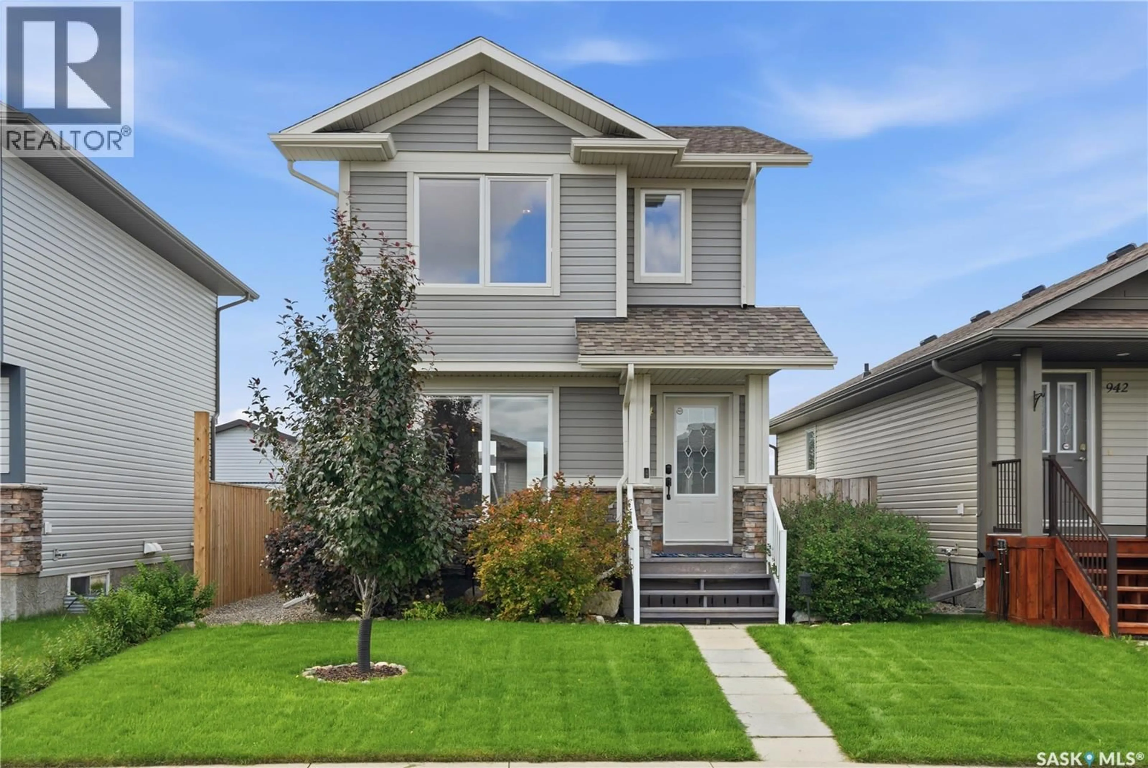 Home with vinyl exterior material, street for 944 GLENVIEW COVE, Martensville Saskatchewan S0K0A2