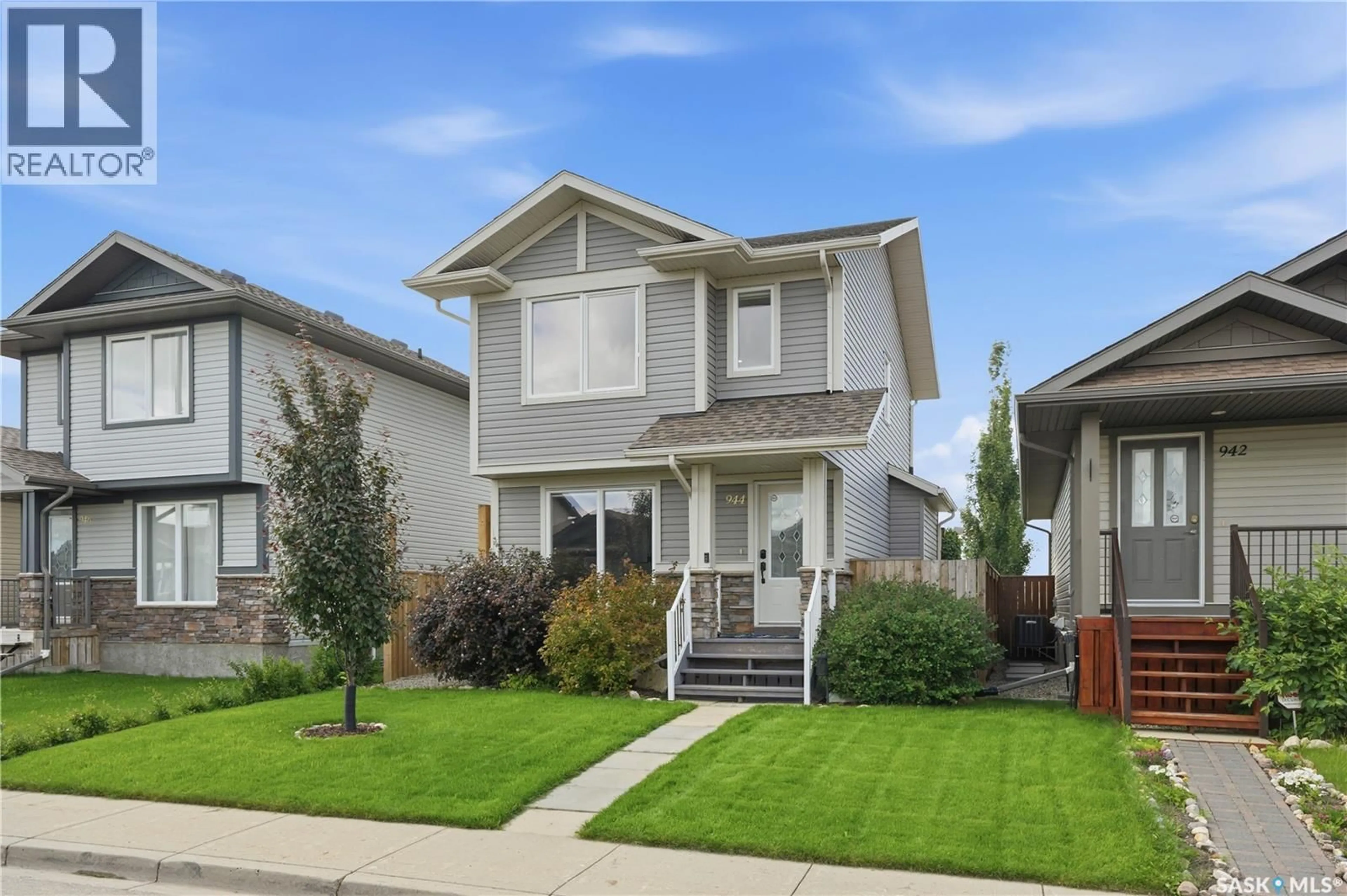 Home with vinyl exterior material, street for 944 GLENVIEW COVE, Martensville Saskatchewan S0K0A2