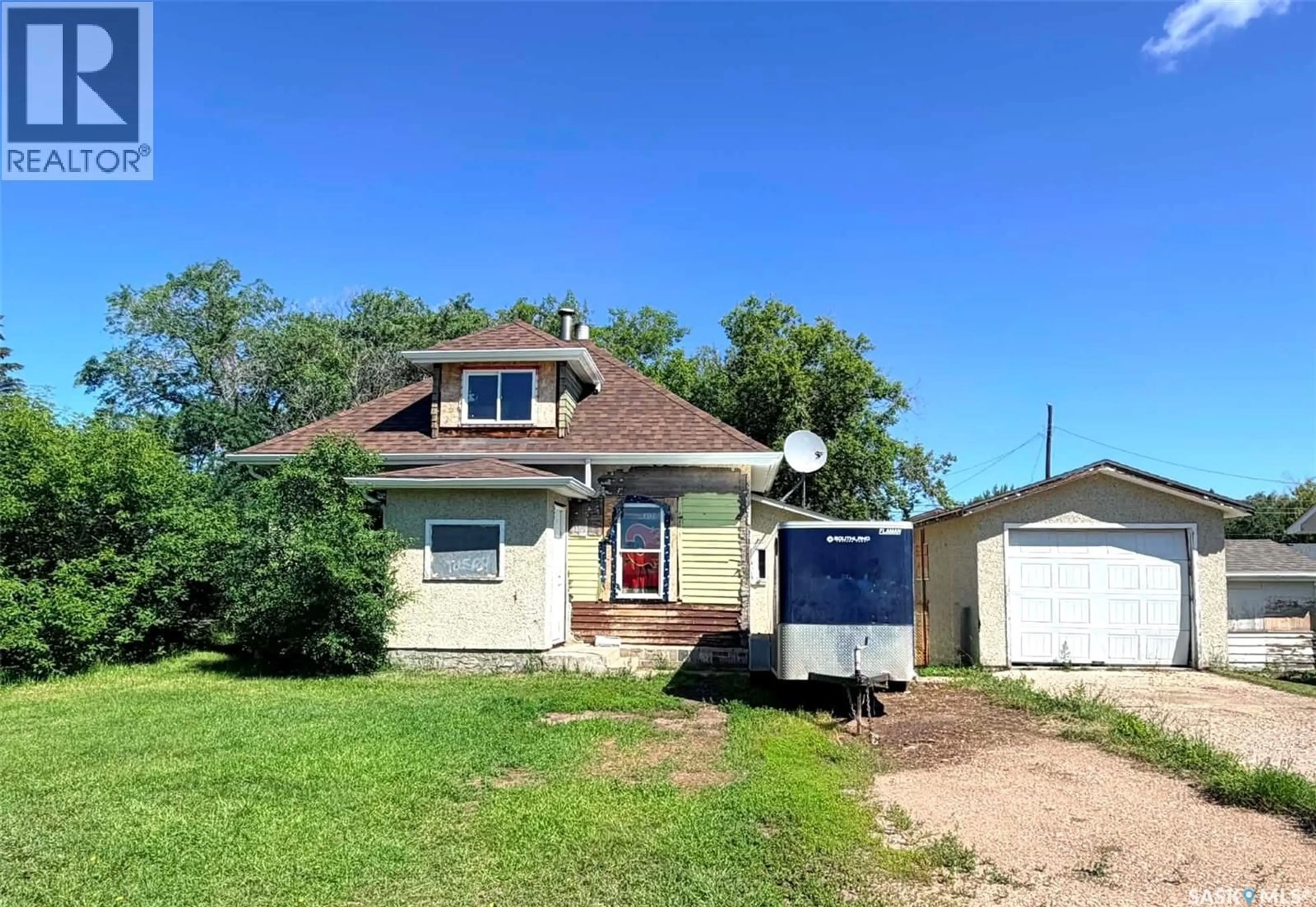 A pic from outside/outdoor area/front of a property/back of a property/a pic from drone, street for 292 27TH STREET, Battleford Saskatchewan S0M0E0